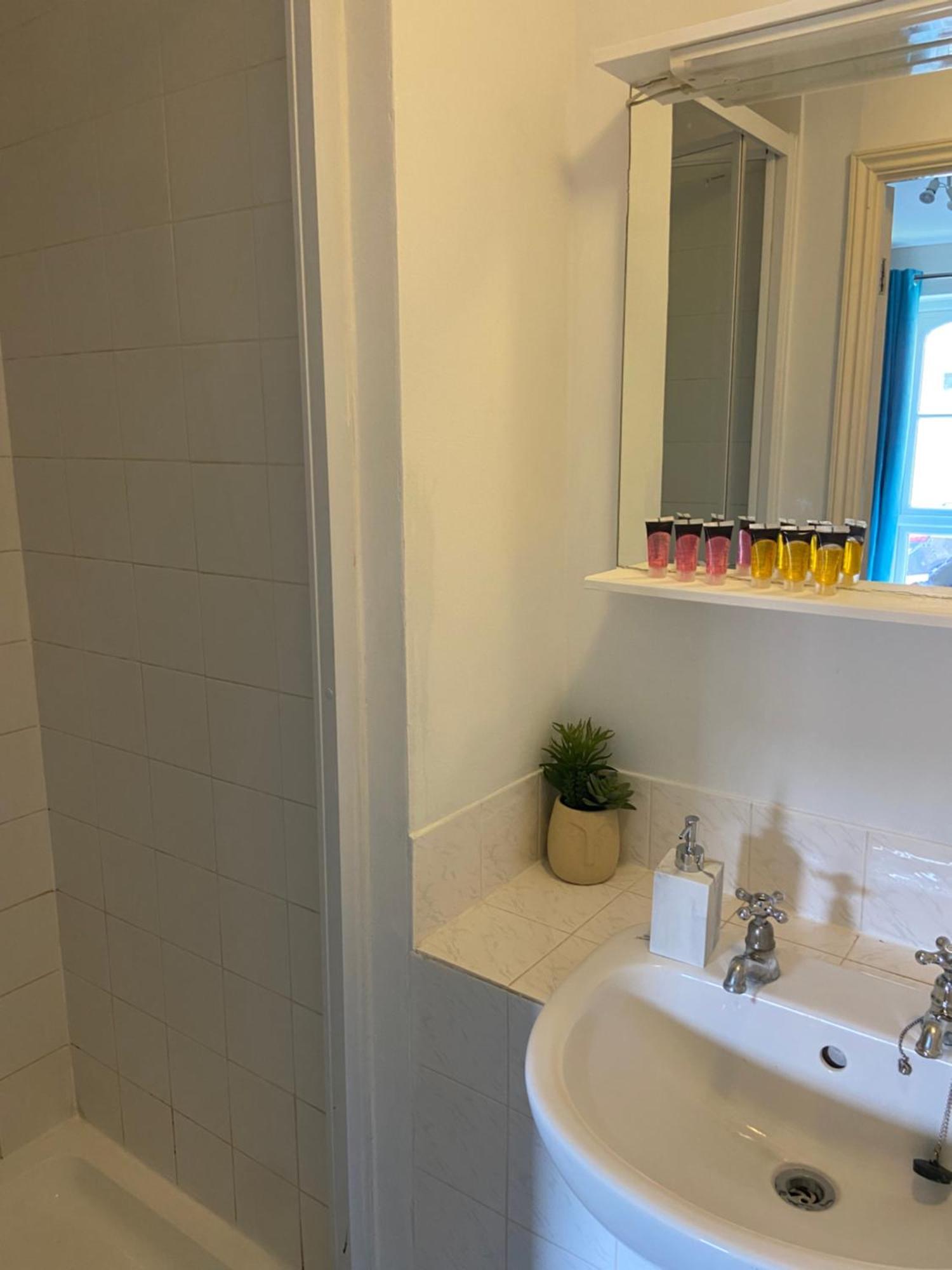 Lägenhet Beautiful 2 Bed Waterfront With Parking Perfect For Canary Wharf - 2 Bed 2 Bath With High Speed Wifi And Netflix And Parking *