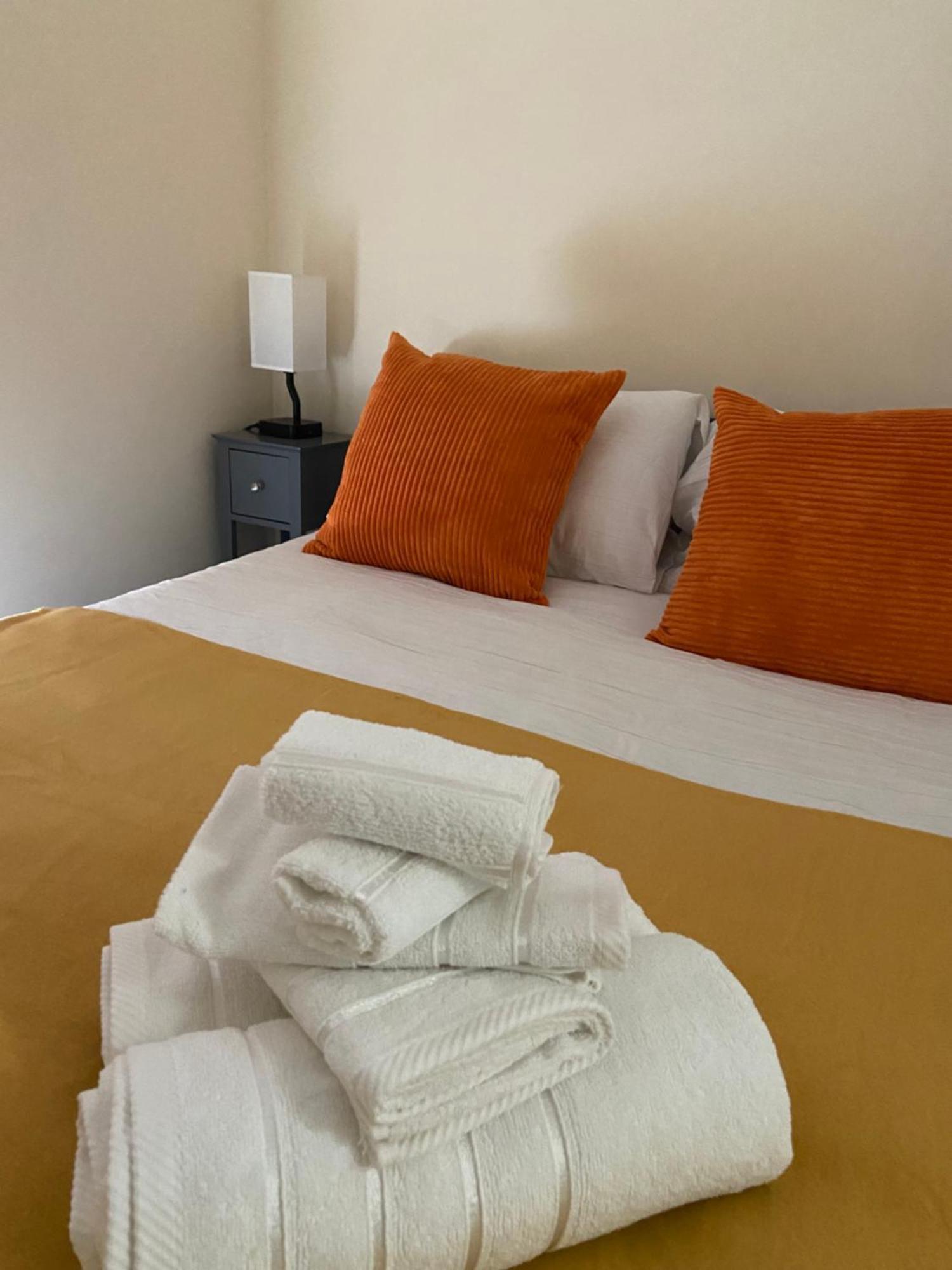 Lägenhet Beautiful 2 Bed Waterfront With Parking Perfect For Canary Wharf - 2 Bed 2 Bath With High Speed Wifi And Netflix And Parking *