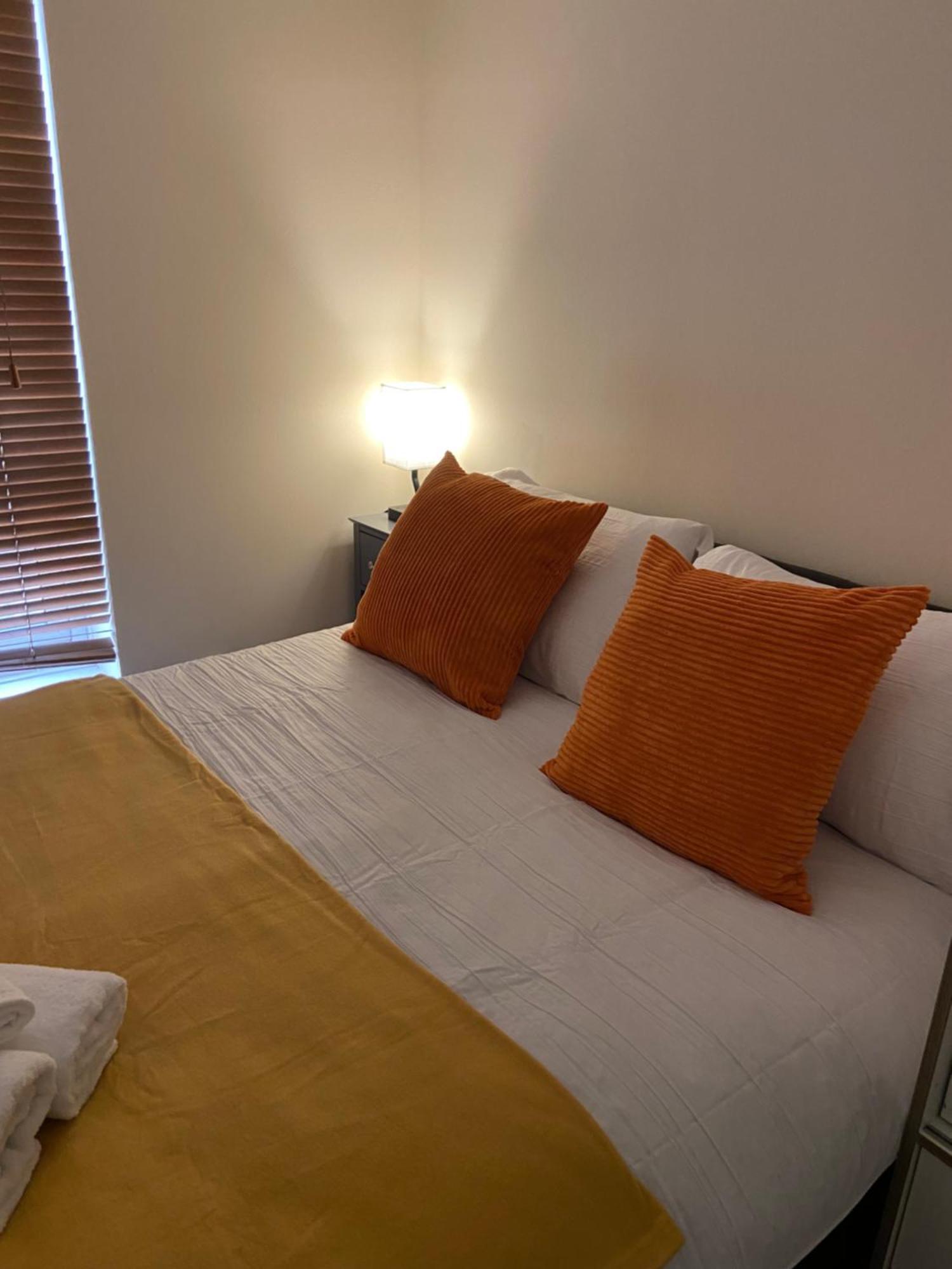 Beautiful 2 Bed Waterfront With Parking Perfect For Canary Wharf - 2 Bed 2 Bath With High Speed Wifi And Netflix And Parking London