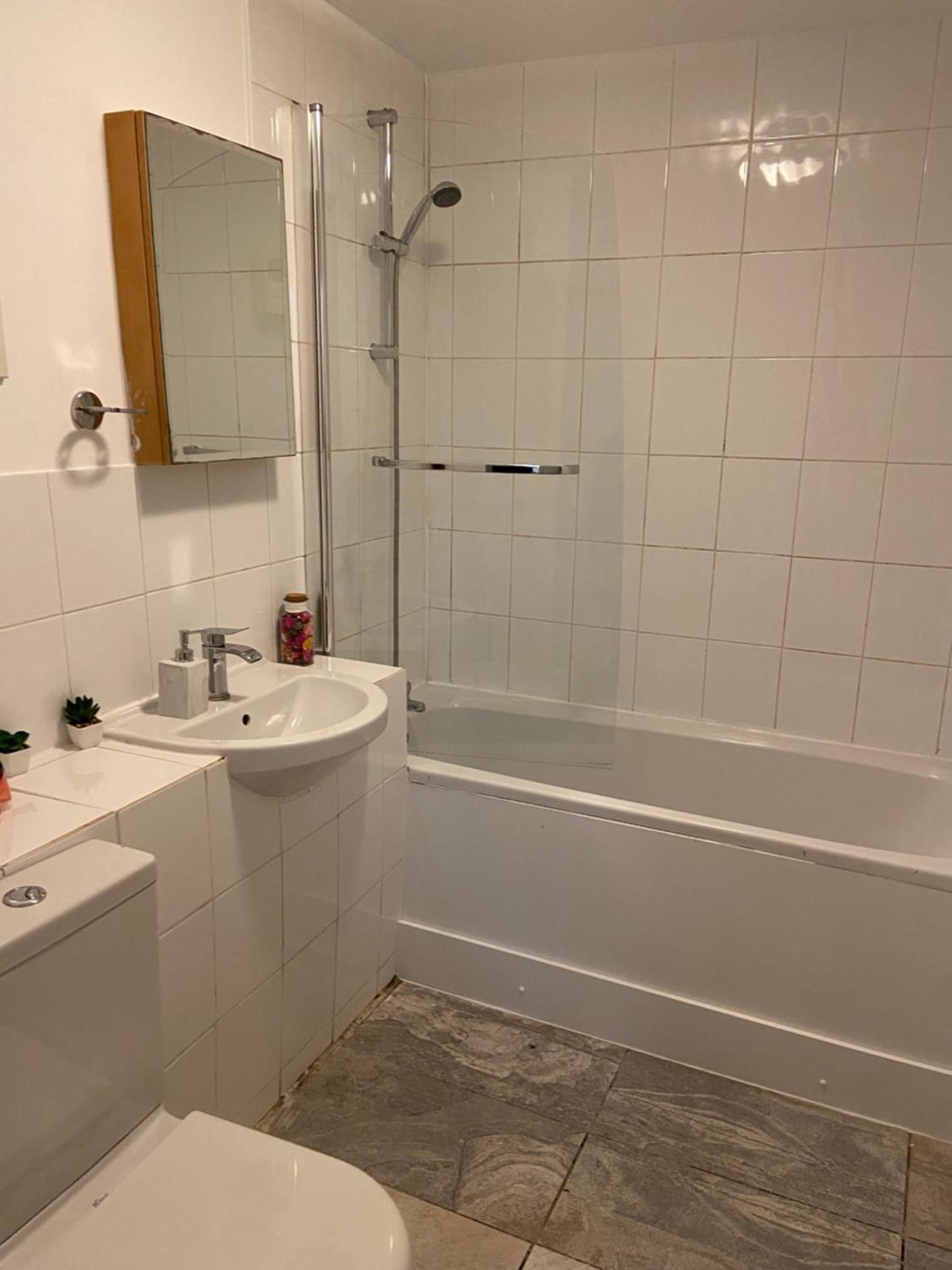 Lägenhet Beautiful 2 Bed Waterfront With Parking Perfect For Canary Wharf - 2 Bed 2 Bath With High Speed Wifi And Netflix And Parking *