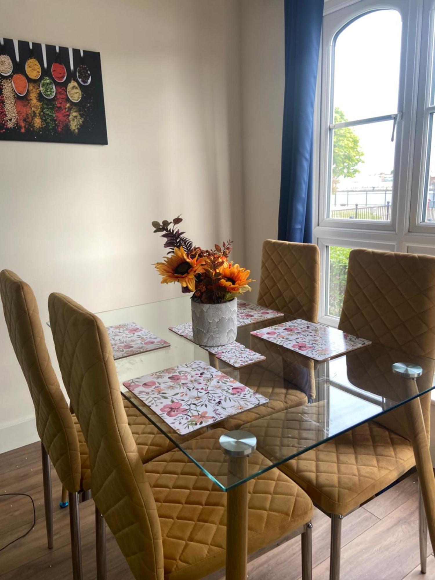 Lägenhet Beautiful 2 Bed Waterfront With Parking Perfect For Canary Wharf - 2 Bed 2 Bath With High Speed Wifi And Netflix And Parking London