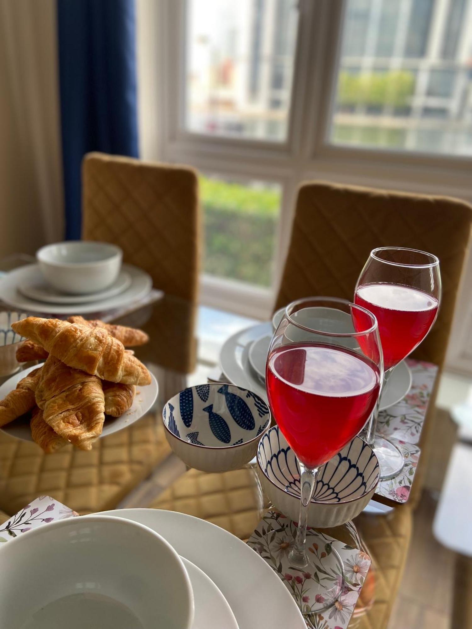 Lägenhet Beautiful 2 Bed Waterfront With Parking Perfect For Canary Wharf - 2 Bed 2 Bath With High Speed Wifi And Netflix And Parking