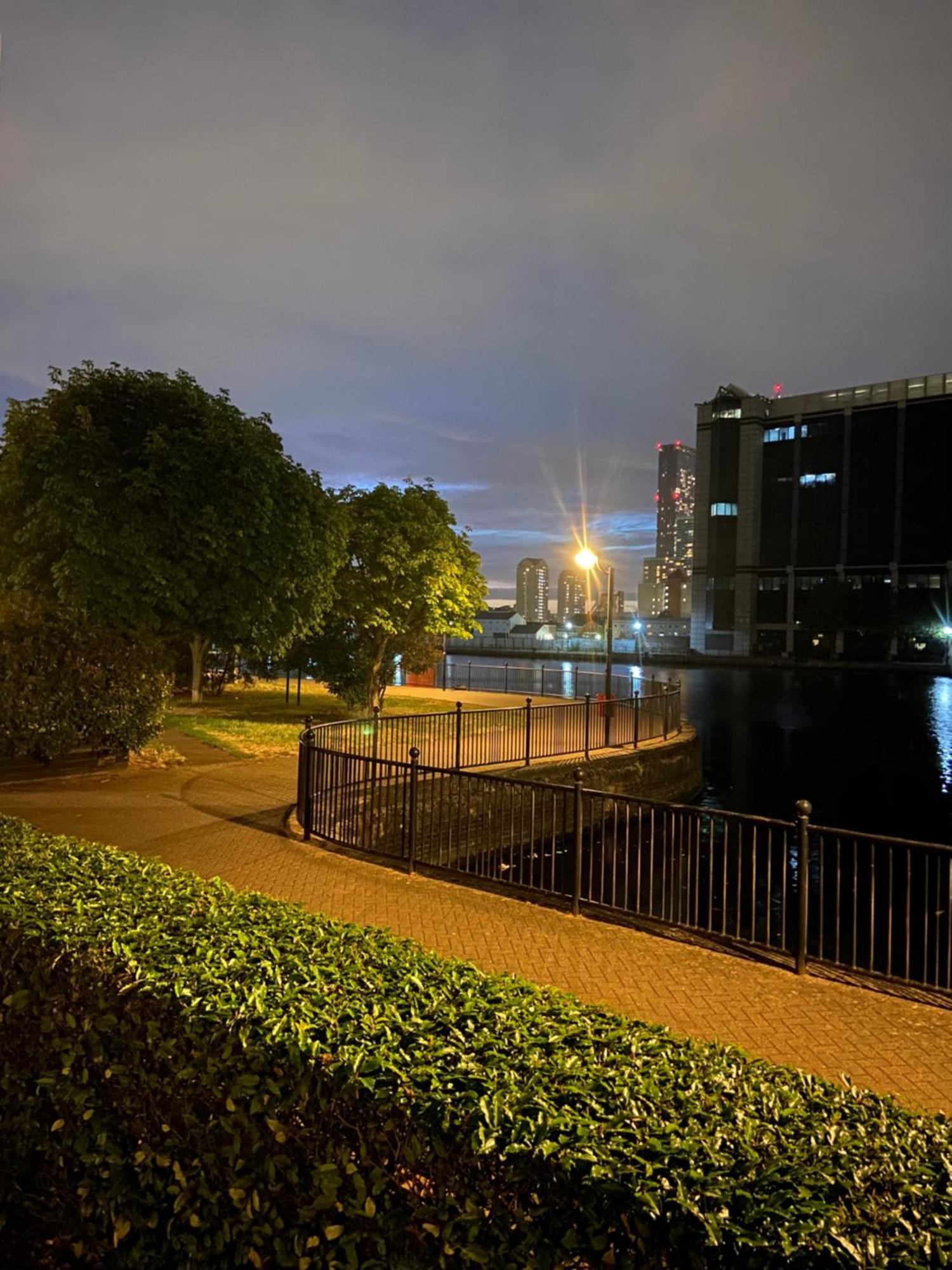 Lägenhet Beautiful 2 Bed Waterfront With Parking Perfect For Canary Wharf - 2 Bed 2 Bath With High Speed Wifi And Netflix And Parking *