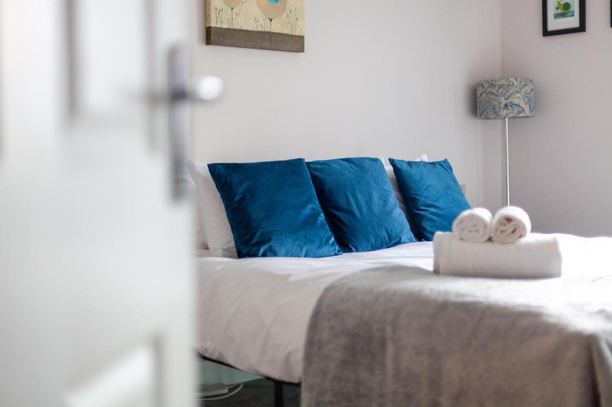 Stylish Chic Retreat: 1-bed, Near Canary Wharf Londen
