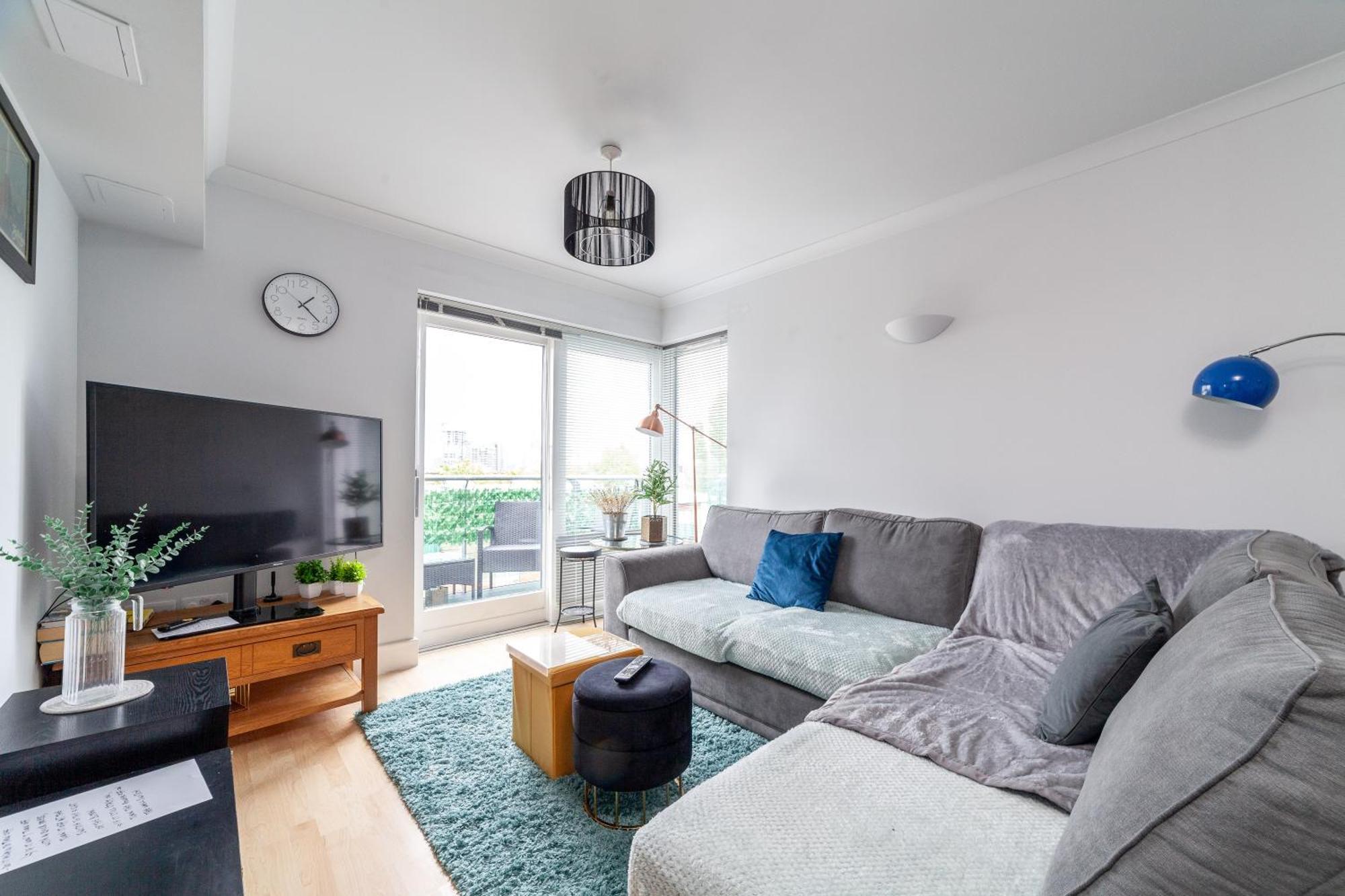 Stylish Chic Retreat: 1-bed, Near Canary Wharf Londen