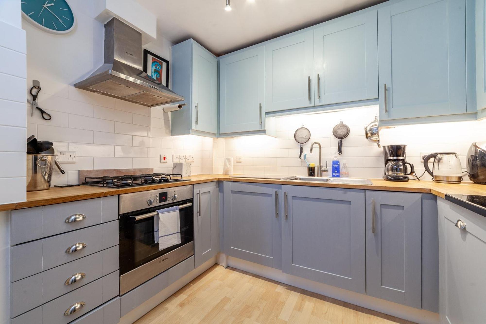 Stylish Chic Retreat: 1-bed, Near Canary Wharf Londen
