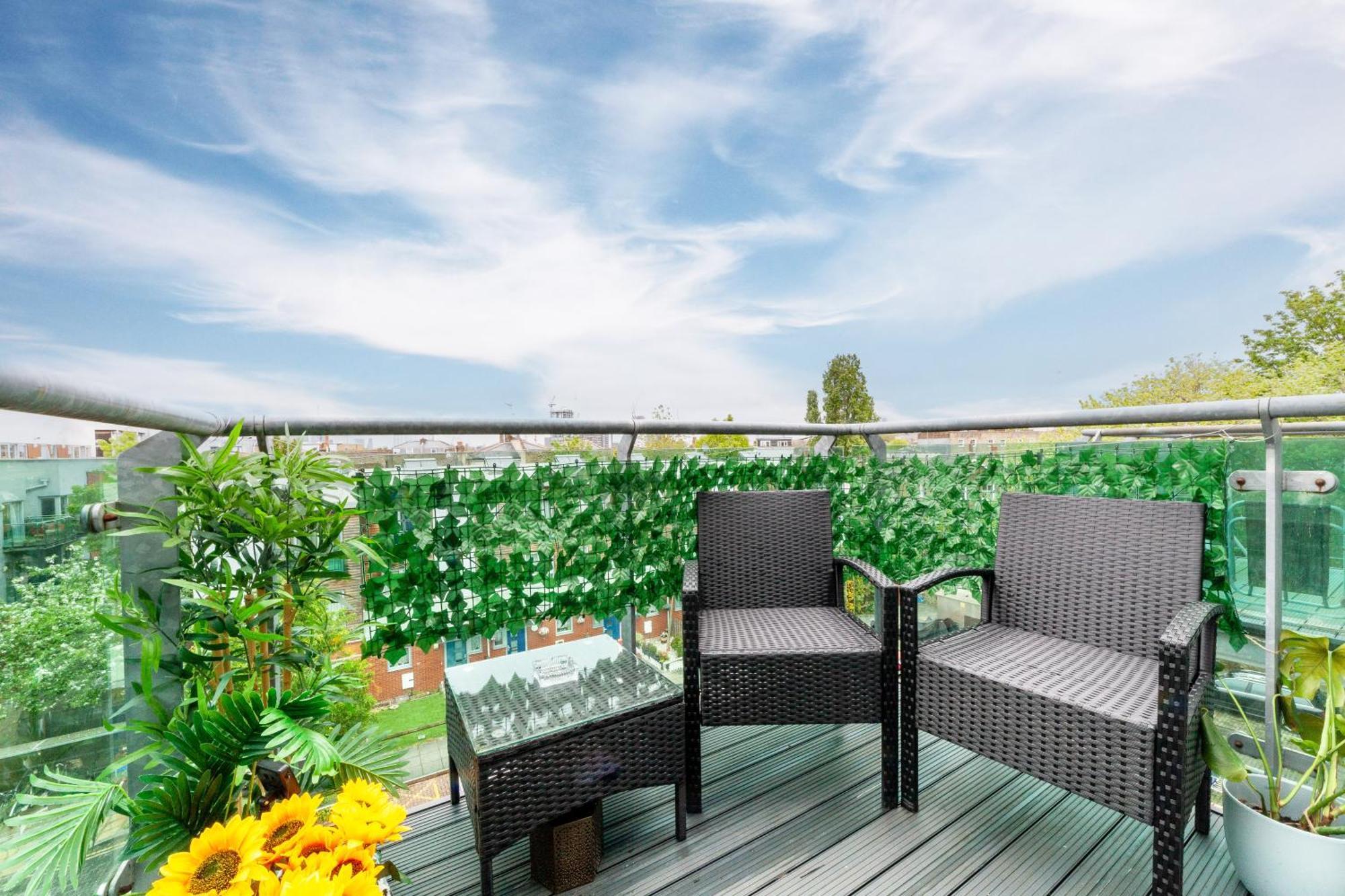 Stylish Chic Retreat: 1-bed, Near Canary Wharf Londen