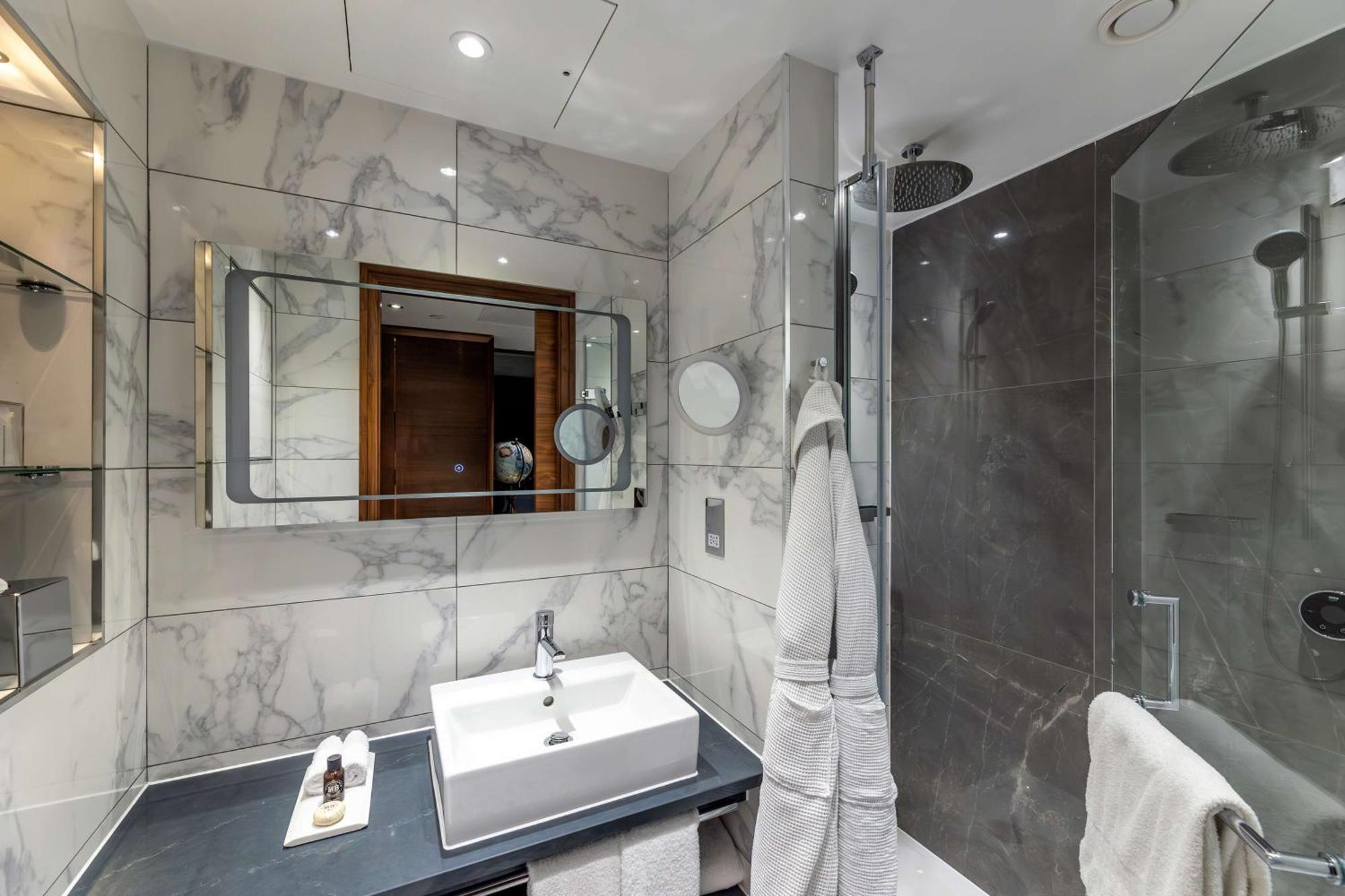 100 Queen's Gate London, Curio Collection By Hilton 5* London