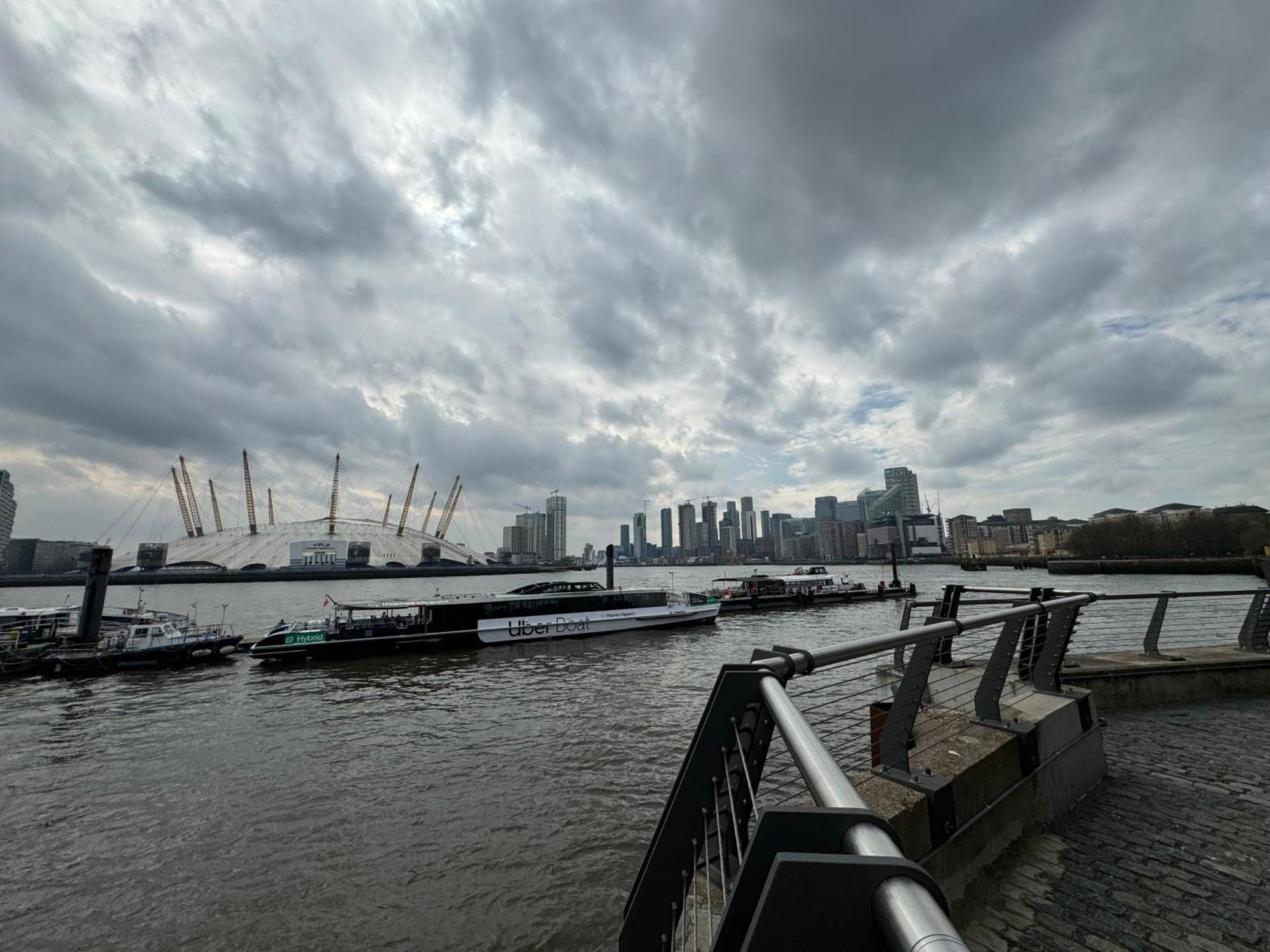 Luxury Flat With Balcony, River View, O2 Arena, Excel, Canary Wharf, Station Appartement