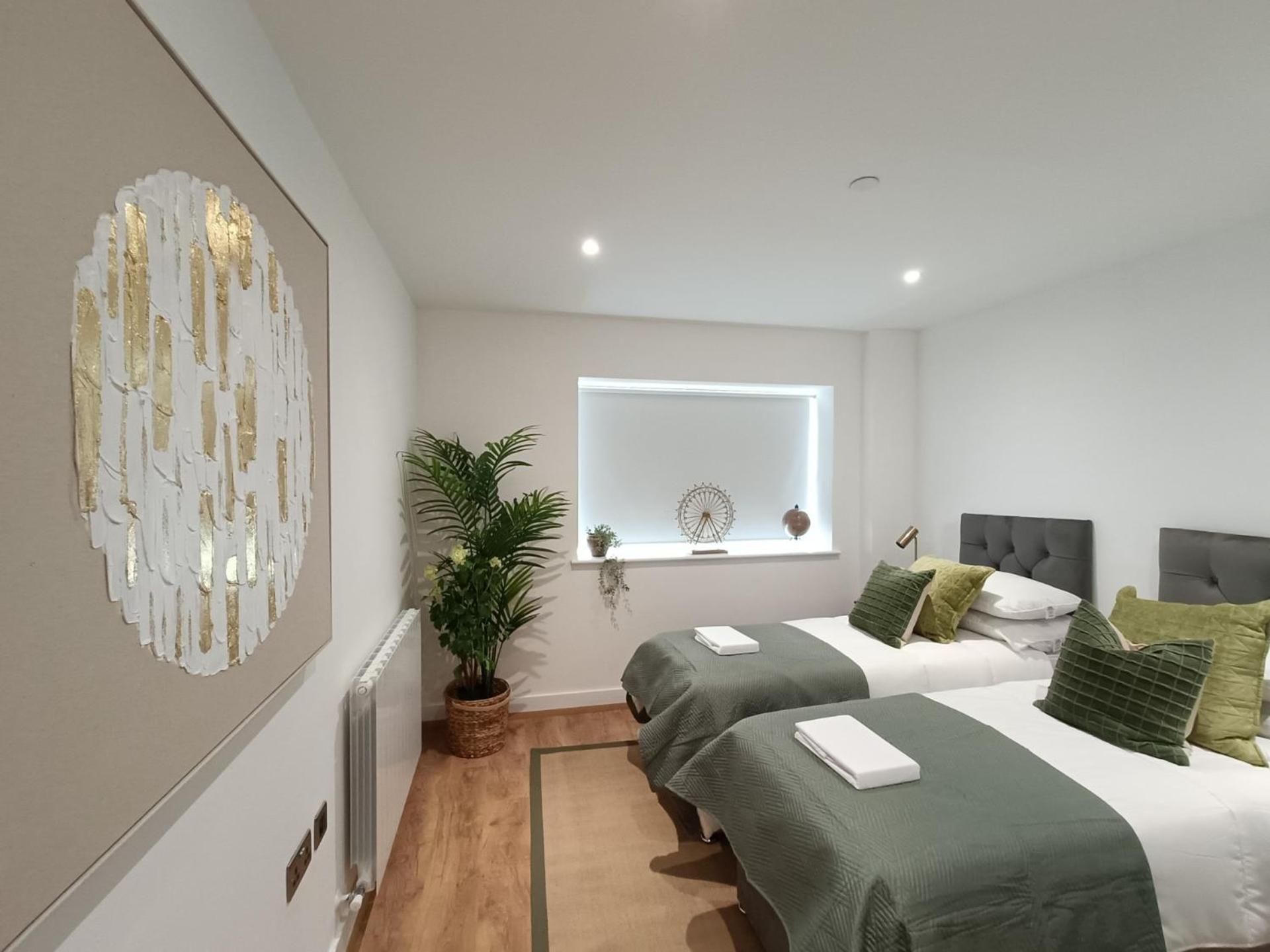 Snuggle - Riverside - Views Over Looking River Thames, Close To O2 Arena, Excel, Airport, Thames Clipper- River Boat Service, Woolwich Ferry, Onsite Parking, Twin Option Available * Londres