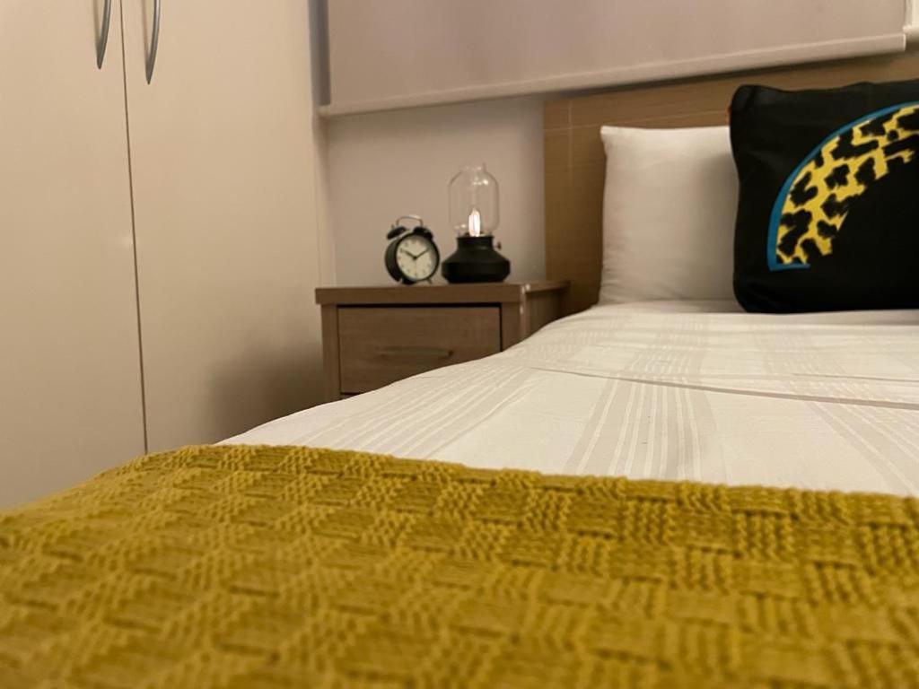 Apartment 2 Bed Apt- Sleeps 4 & Pet Friendly London