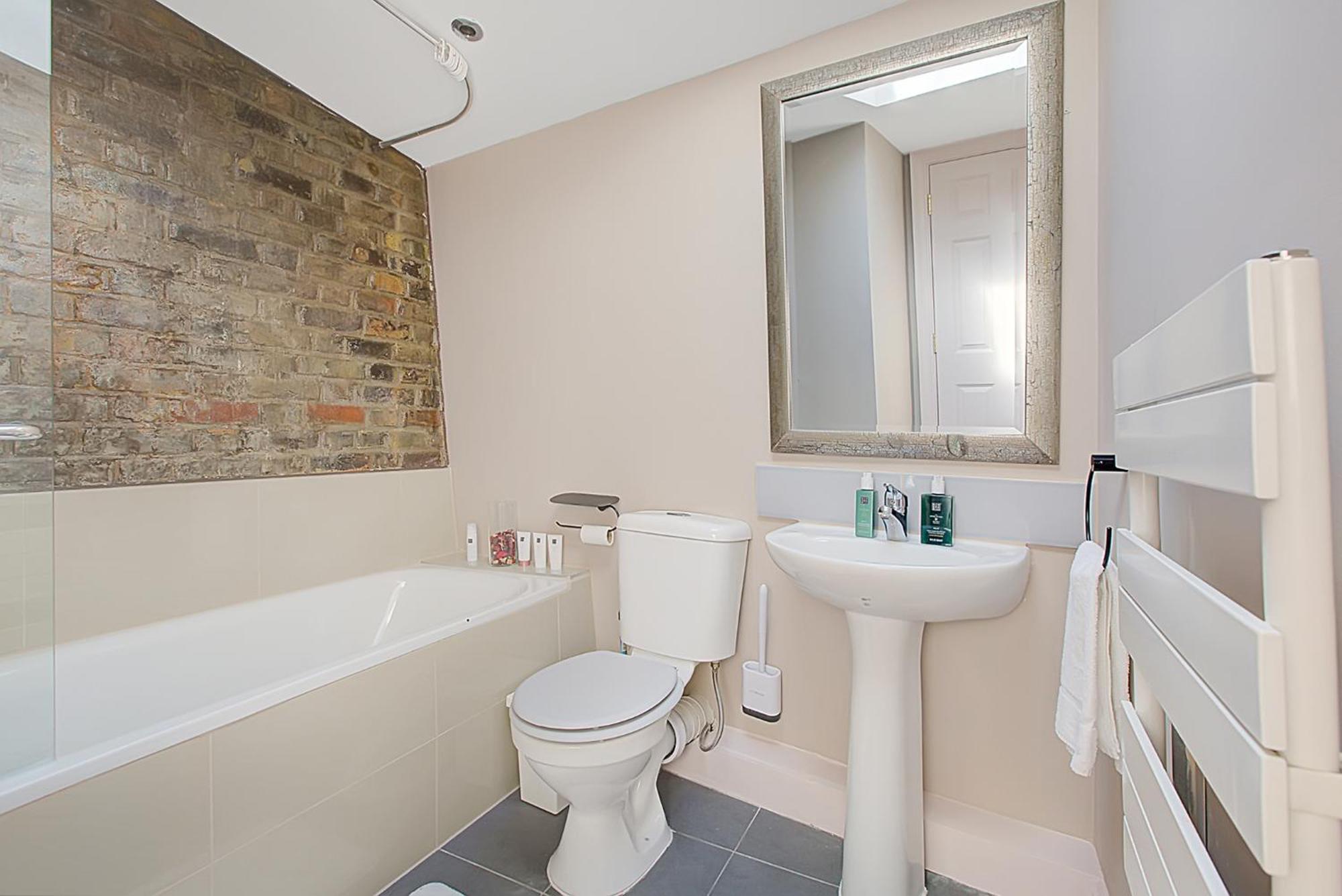 Old Street Iconic Warehouse Style 4 Bedroom 2 Bath House Prime Location * Londra