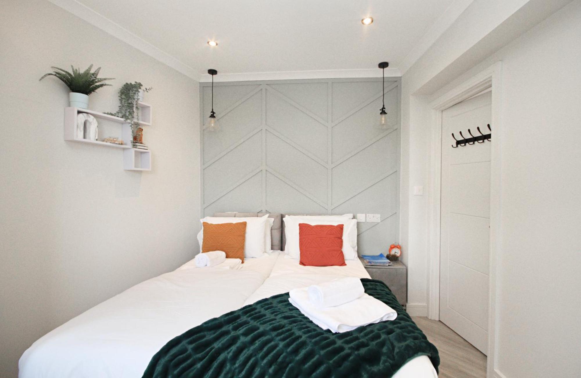 Rayan Heights Cosy 1 Bedroom Flat Sleeps 2 Perfect For Contractors Tourists Families - Free Parking * Londen