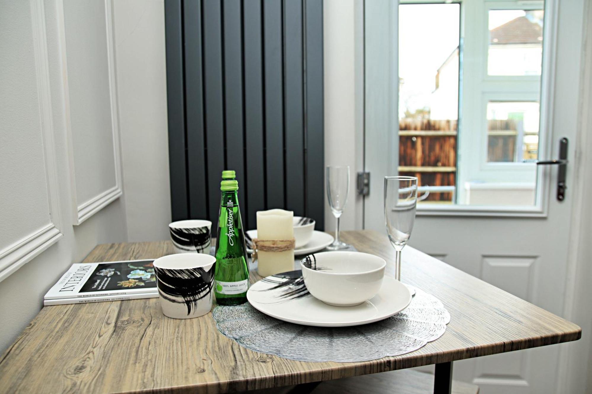 Rayan Heights Cosy 1 Bedroom Flat Sleeps 2 Perfect For Contractors Tourists Families - Free Parking * Londen