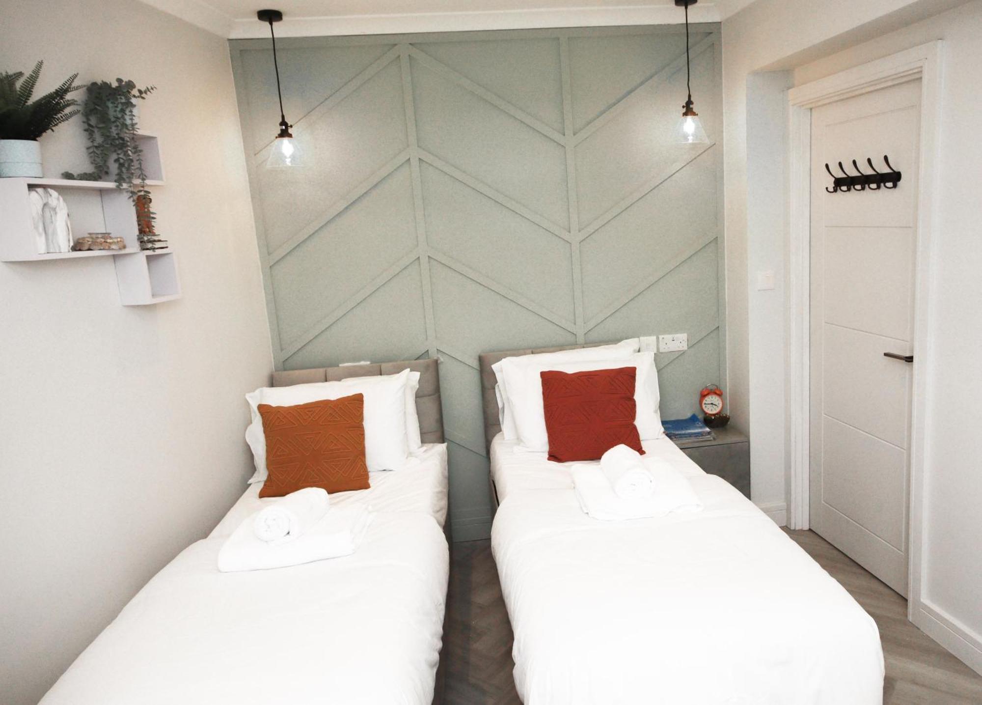 Appartement Rayan Heights Cosy 1 Bedroom Flat Sleeps 2 Perfect For Contractors Tourists Families - Free Parking Londen