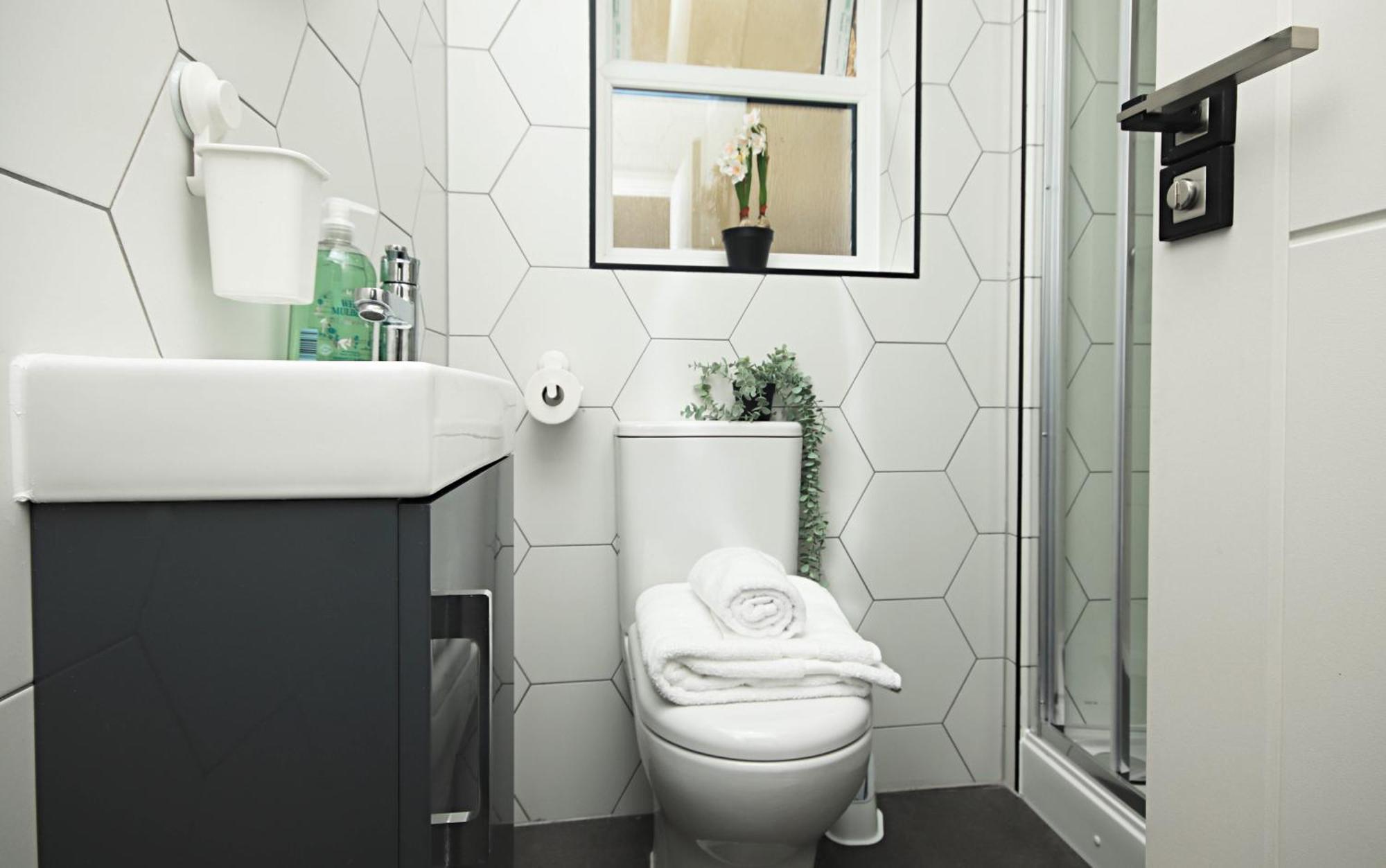 Rayan Heights Cosy 1 Bedroom Flat Sleeps 2 Perfect For Contractors Tourists Families - Free Parking Appartement Londen