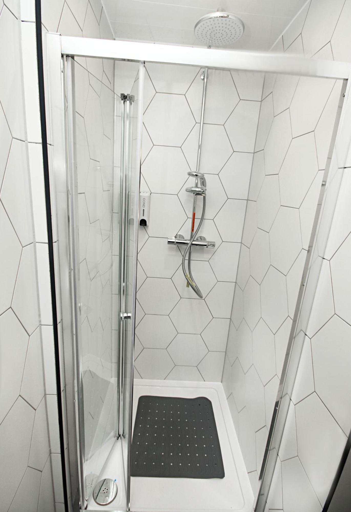 Appartement Rayan Heights Cosy 1 Bedroom Flat Sleeps 2 Perfect For Contractors Tourists Families - Free Parking Londen