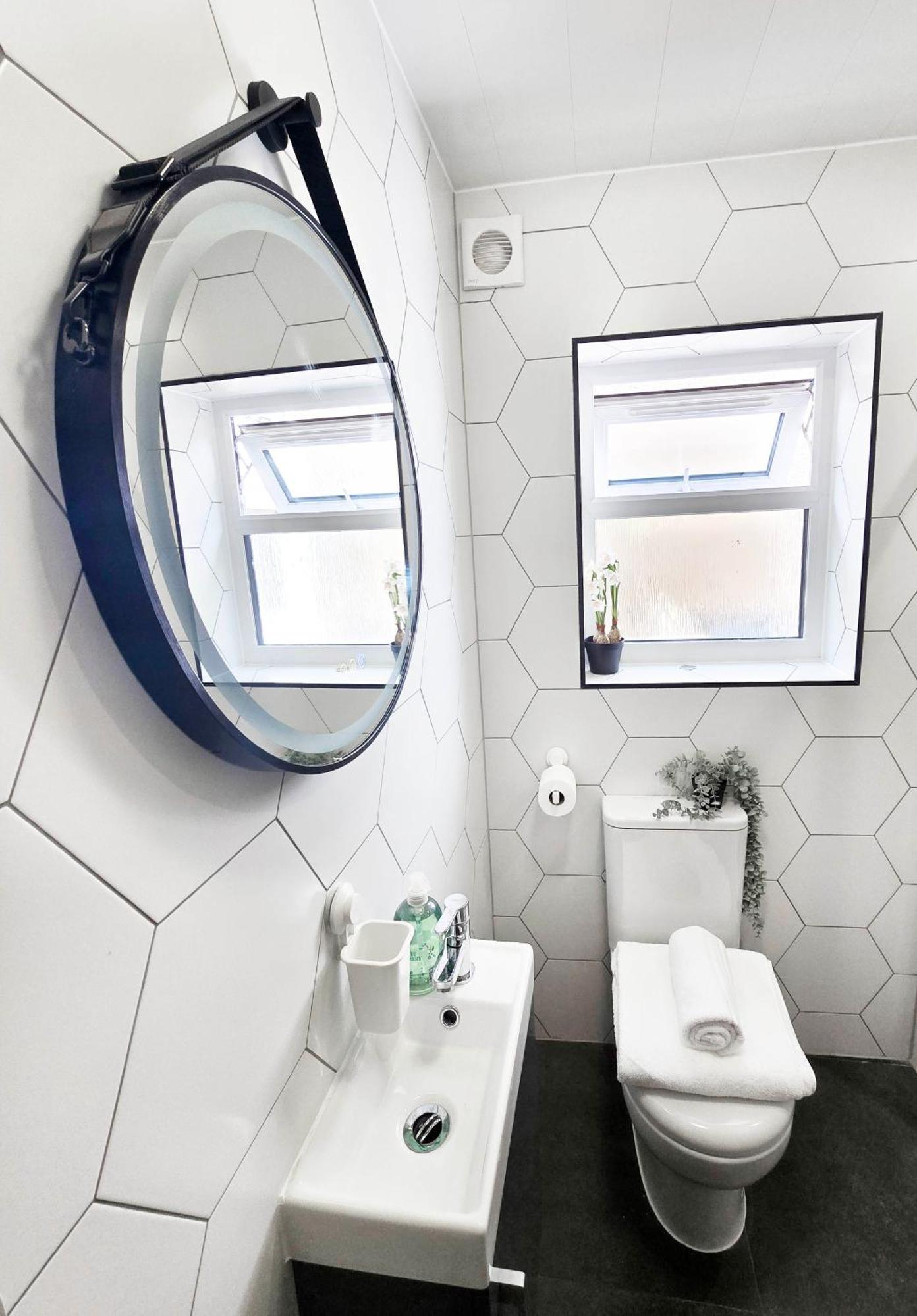 Rayan Heights Cosy 1 Bedroom Flat Sleeps 2 Perfect For Contractors Tourists Families - Free Parking Londen