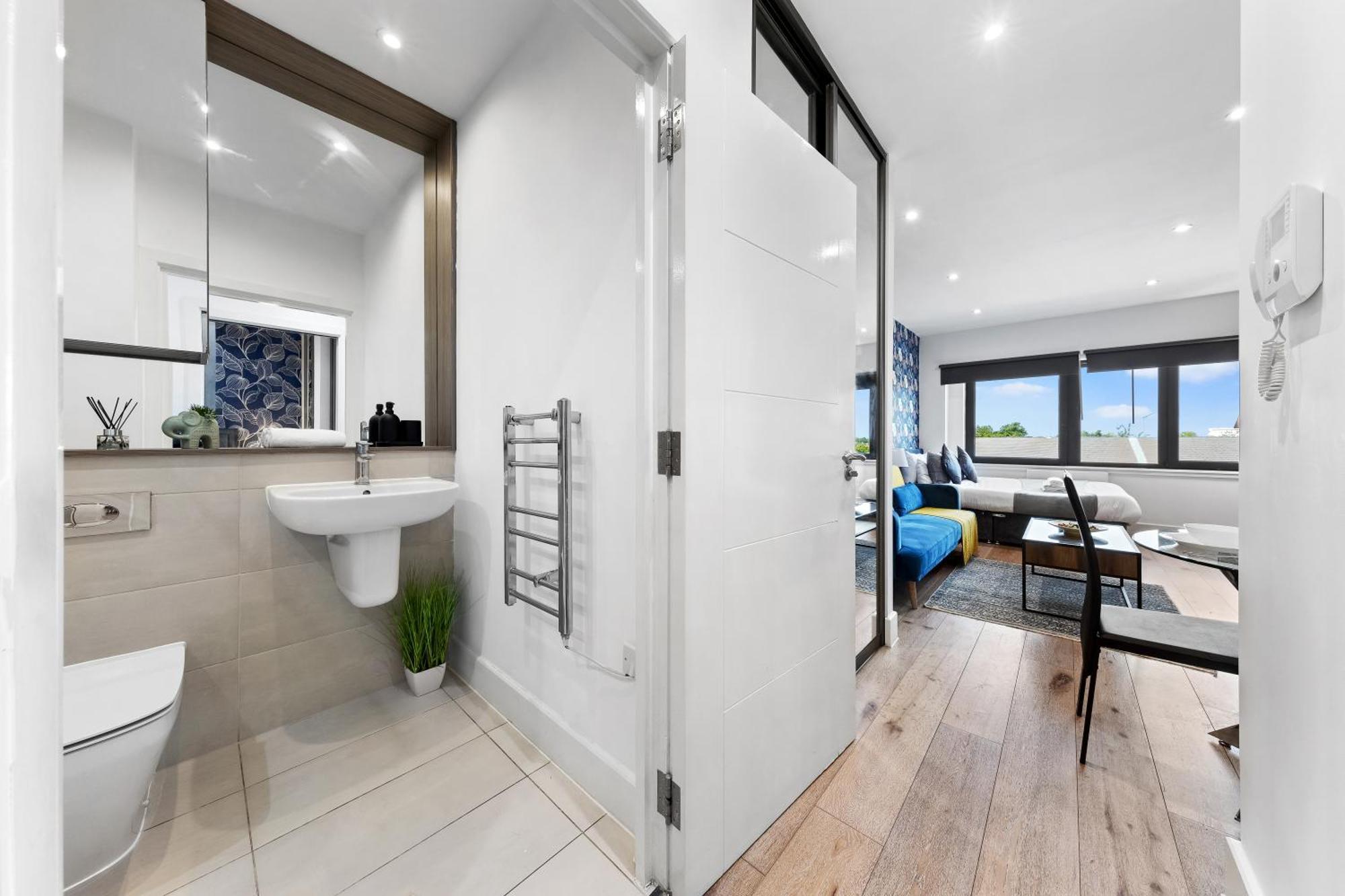 Modern One Bedroom Flat - Sleeps 5 -near Heathrow - Ub3 Apartment