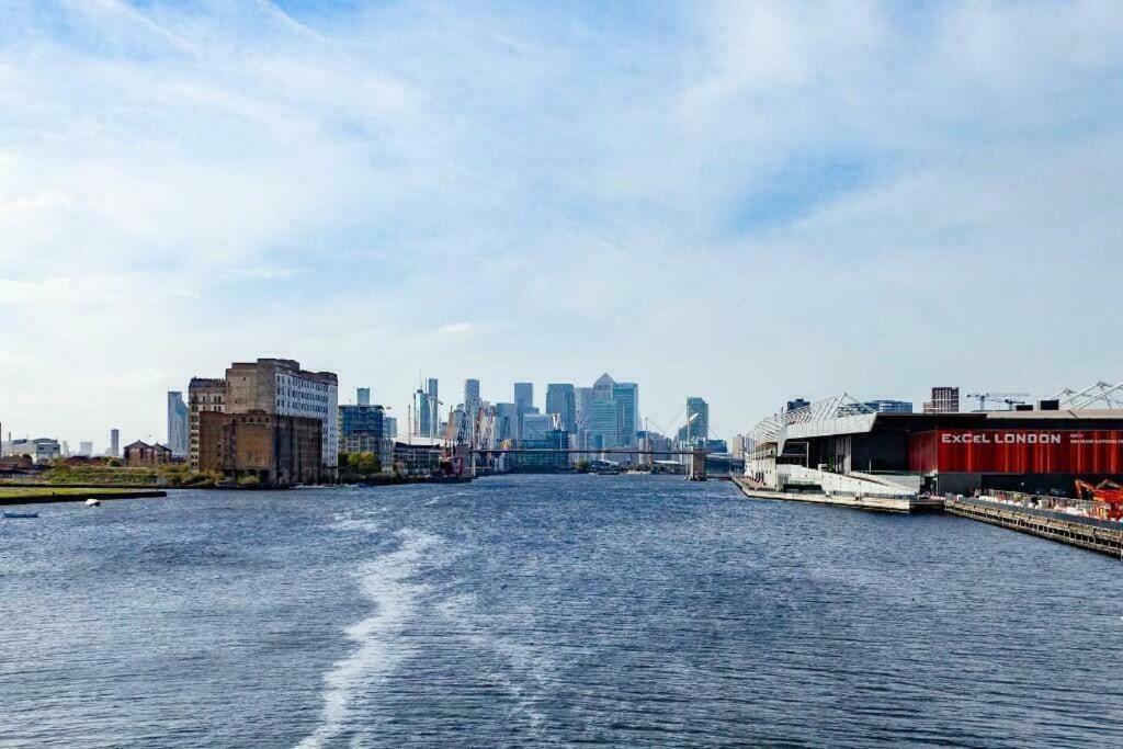 Apartment Escape - Royal Wharf *