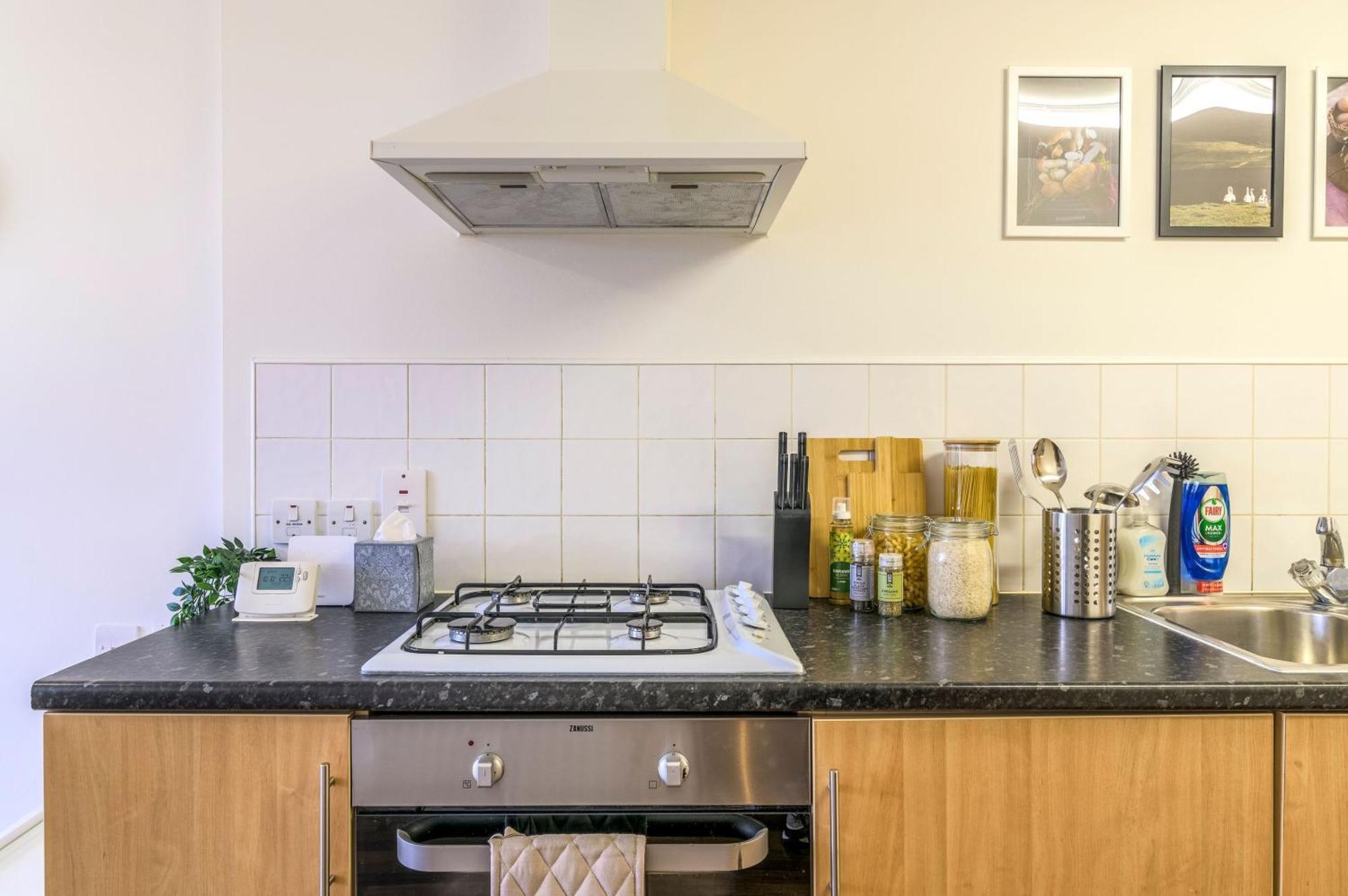 Warm 2-bed Flat By Livestay Short Lets & Serviced Lägenhet