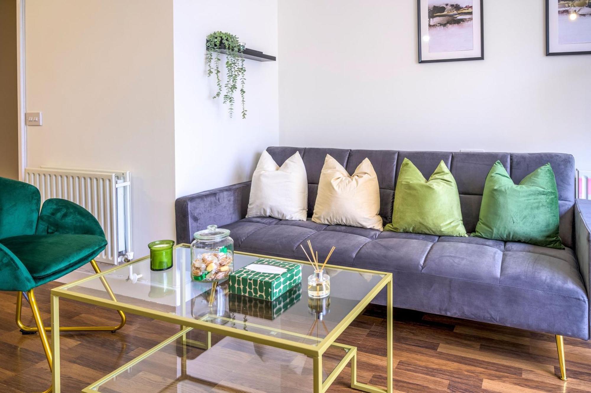 Lägenhet Warm 2-bed Flat By Livestay Short Lets & Serviced *