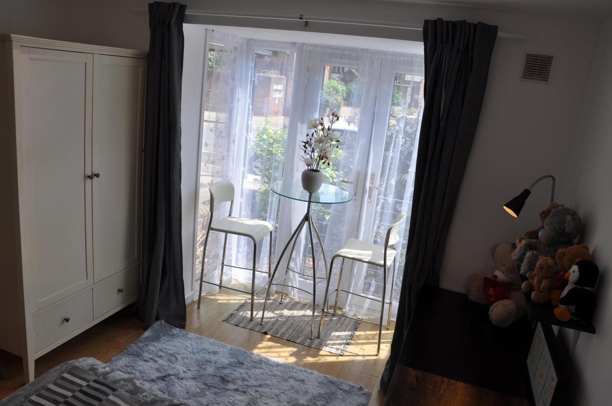 Modern Ground Floor In Canary Wharf, Free Parking Leilighet London