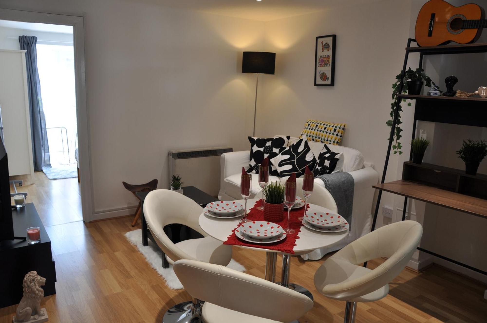 Modern Ground Floor In Canary Wharf, Free Parking Leilighet London