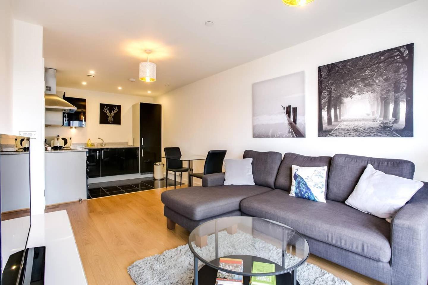 Lägenhet Guestready - Comfort By The Thames, W/ Balcony London