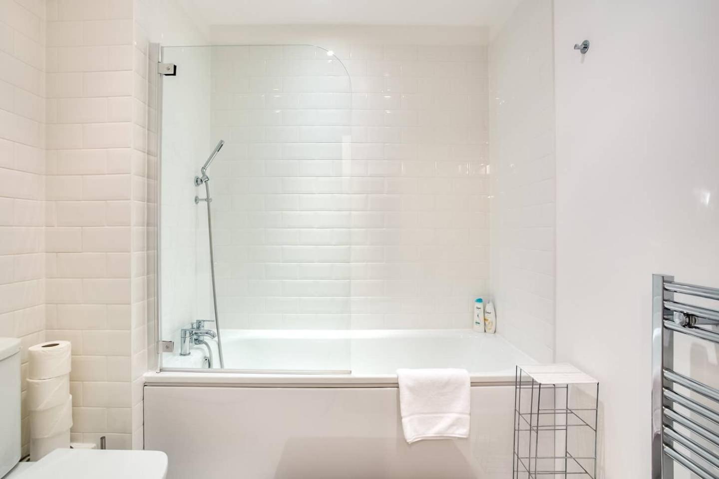 Guestready - Comfort By The Thames, W/ Balcony Lägenhet London