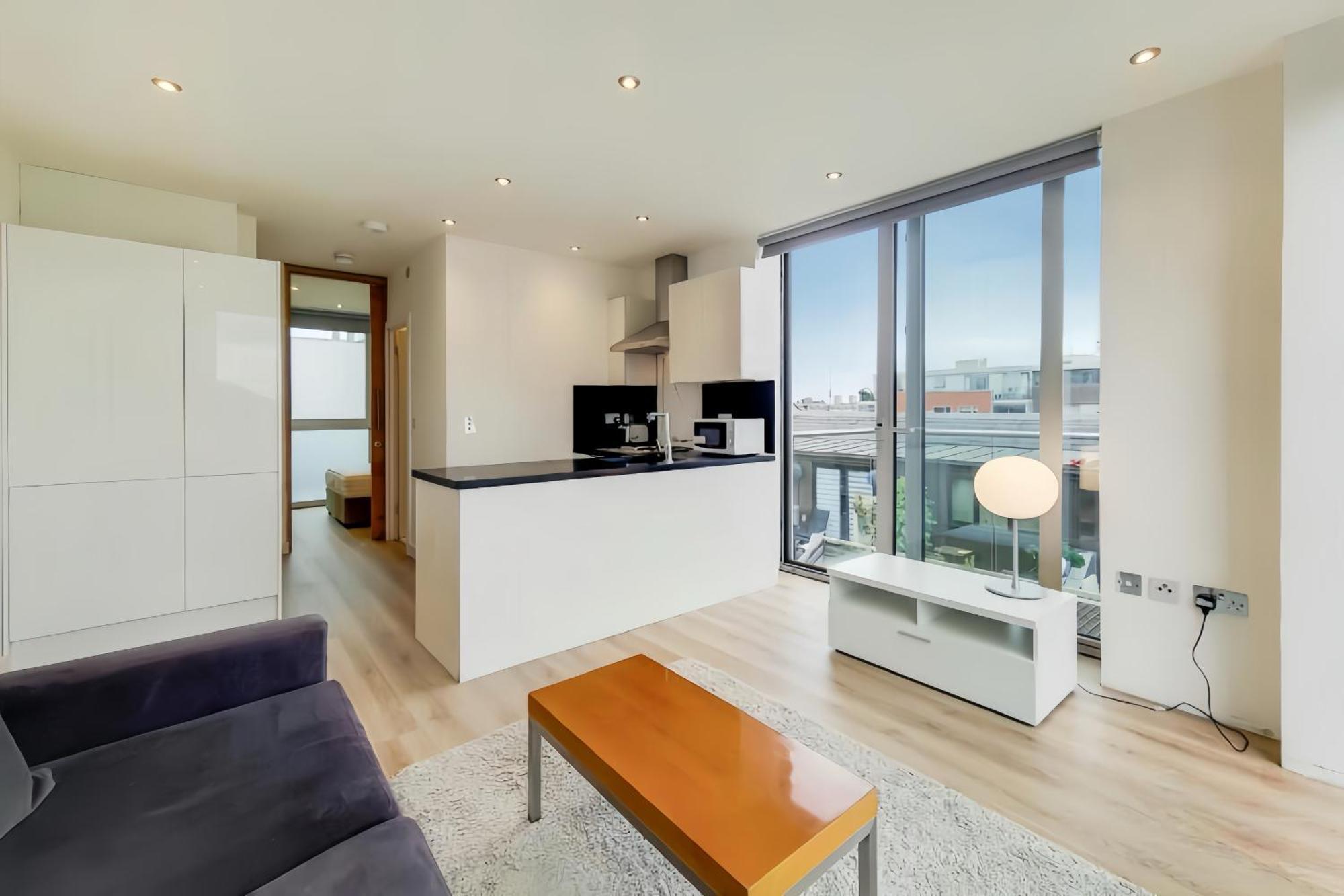 The Shard View Balcony Apartment *
