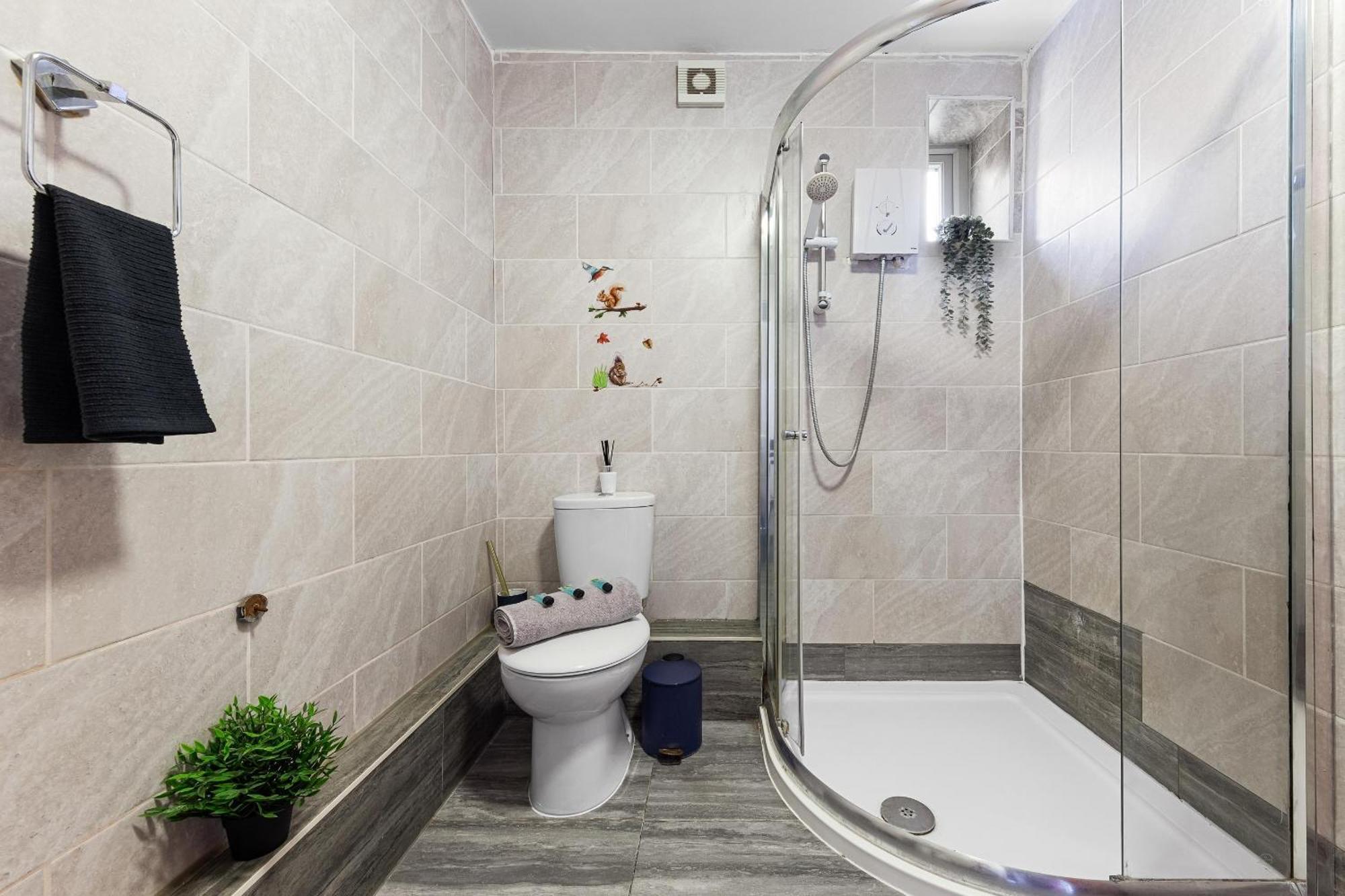 Spacious 7 Bed- High Street Location Appartement *