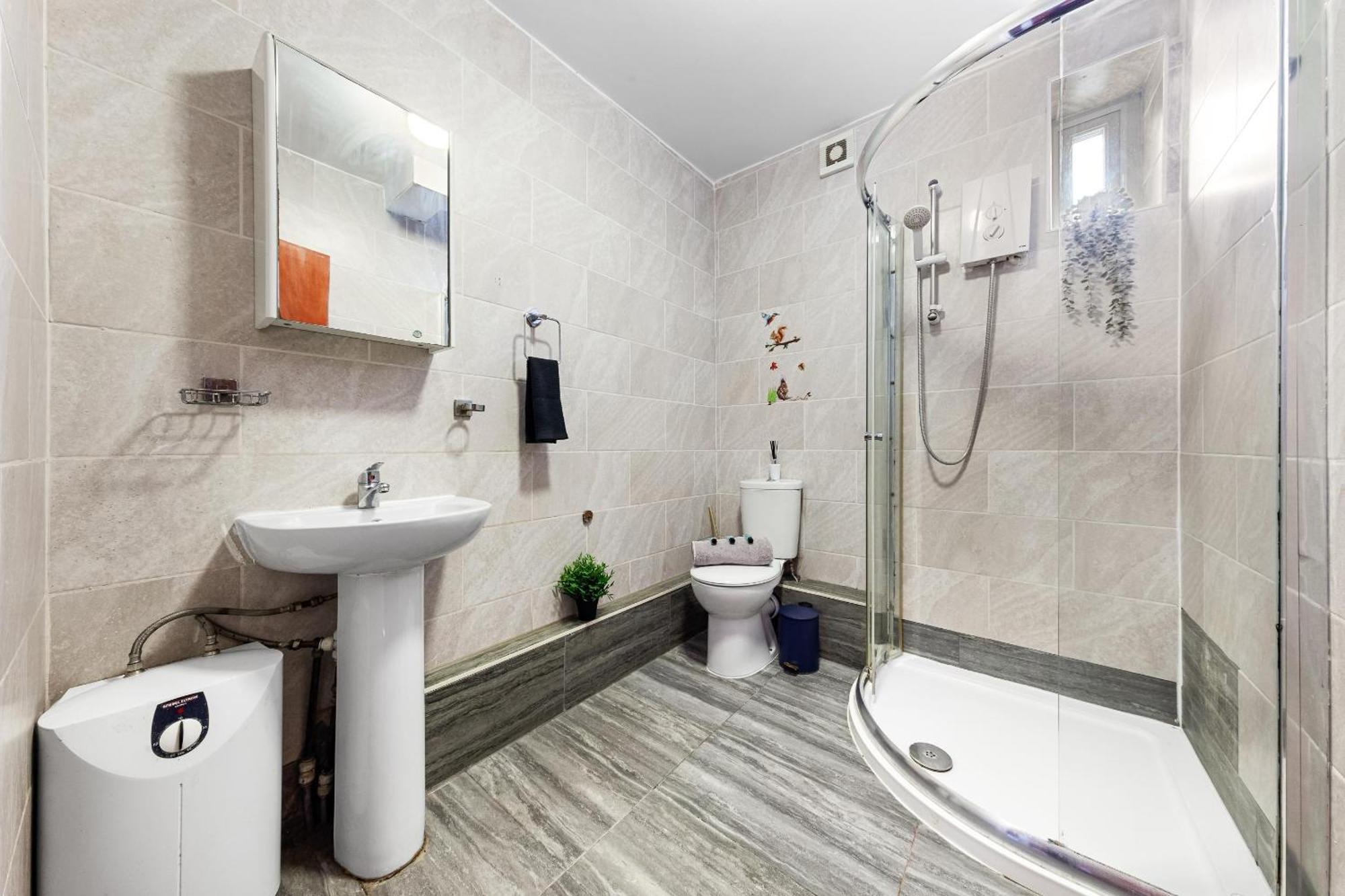 Appartement Spacious 7 Bed- High Street Location *