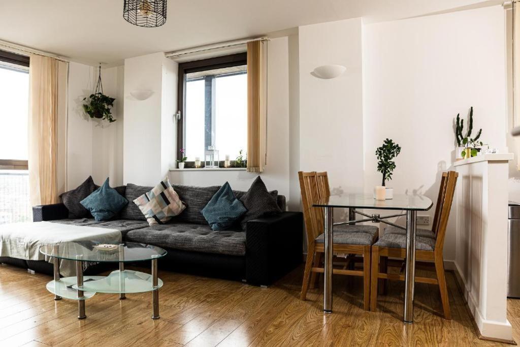 Appartement Whitechapel Two Bedroom Luxury - Free Private Parking - Views Londen