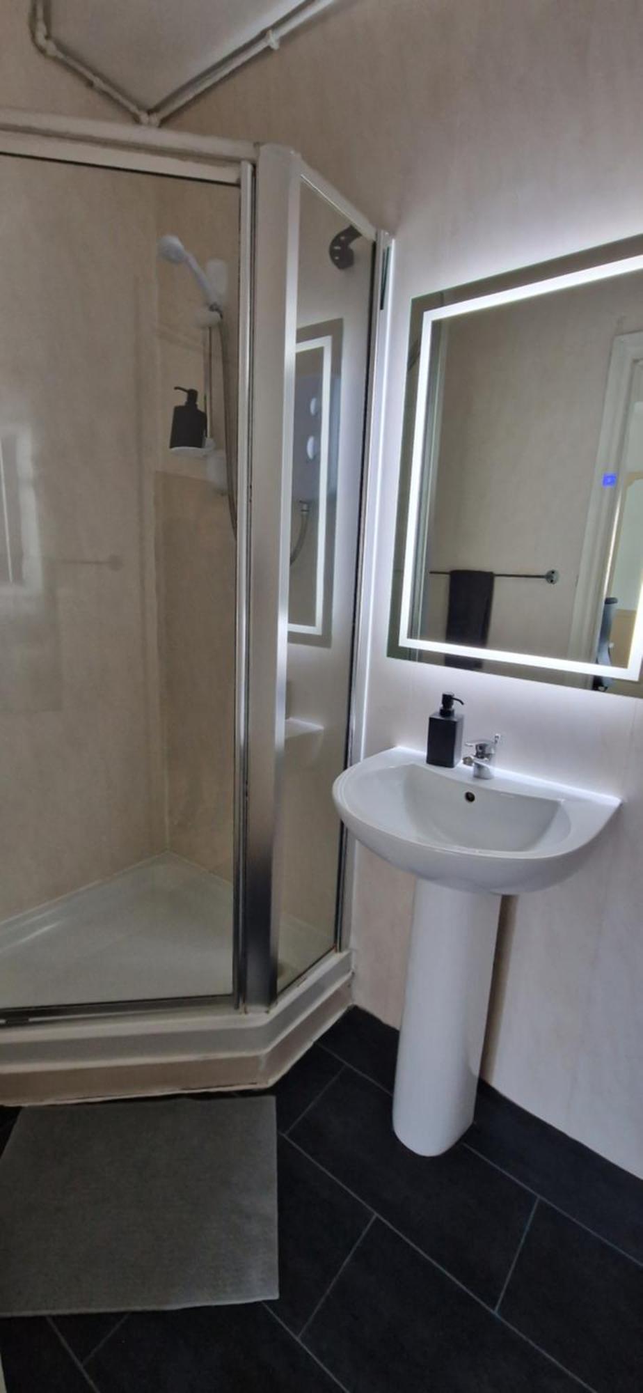 Privatunterkunft Affordable In Shared Flat, Bridge