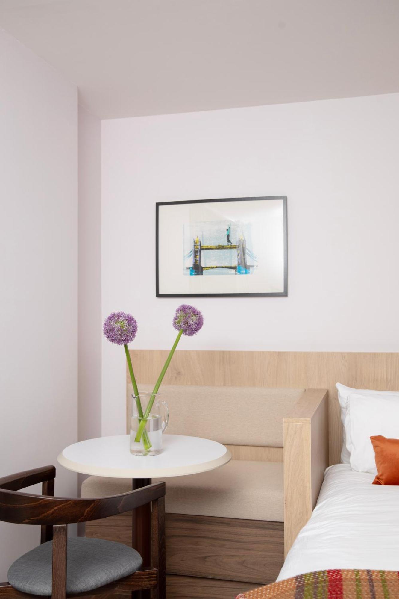 Apartment Bob W Tower Hill Residences