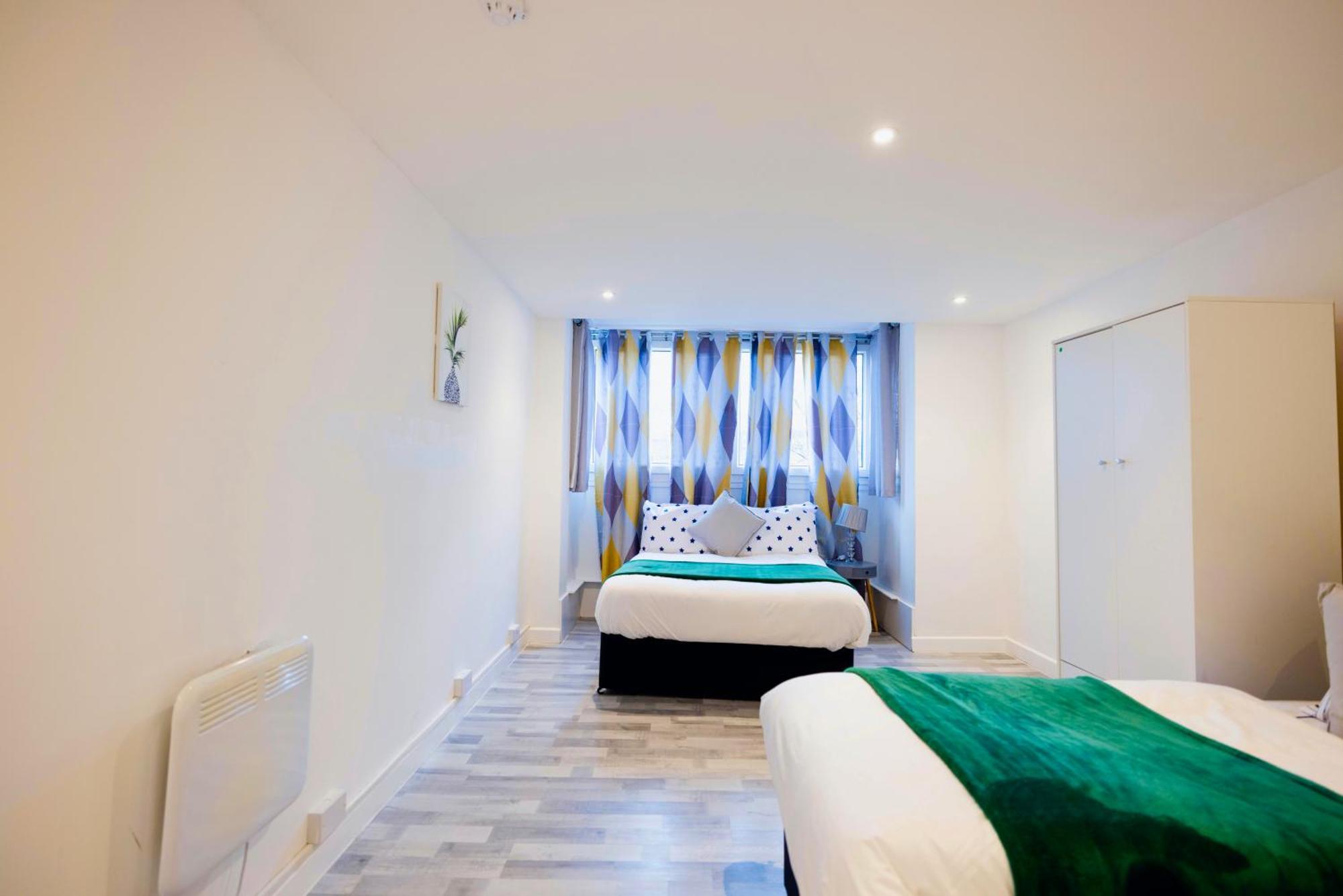 2 Bedrooms-6guests-veryspacious-freeparking-wifi Lägenhet London