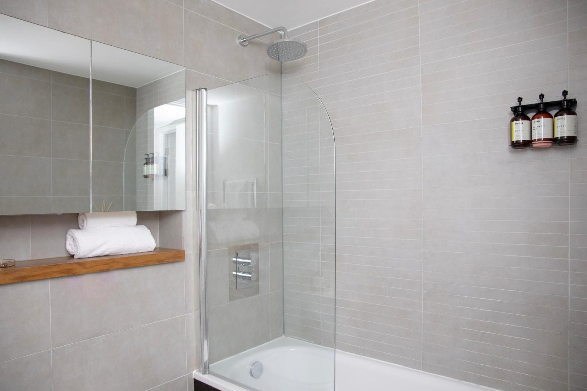 Apartment Bob W Tower Hill Residences London