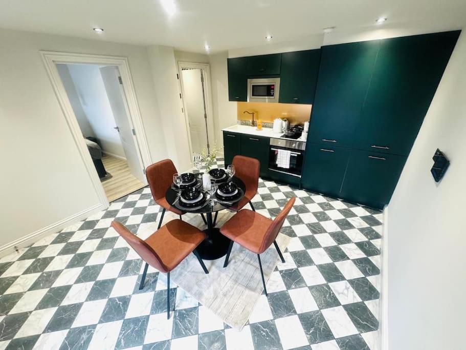 Apartment 99 Apartment, Trendy Location D *