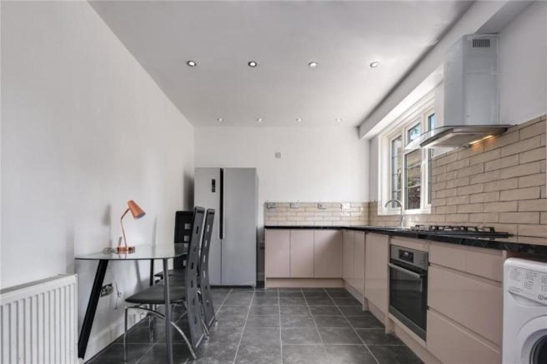 In Guest - Limehouse Townhomes Modern Spacious Serviced Double Guest house *