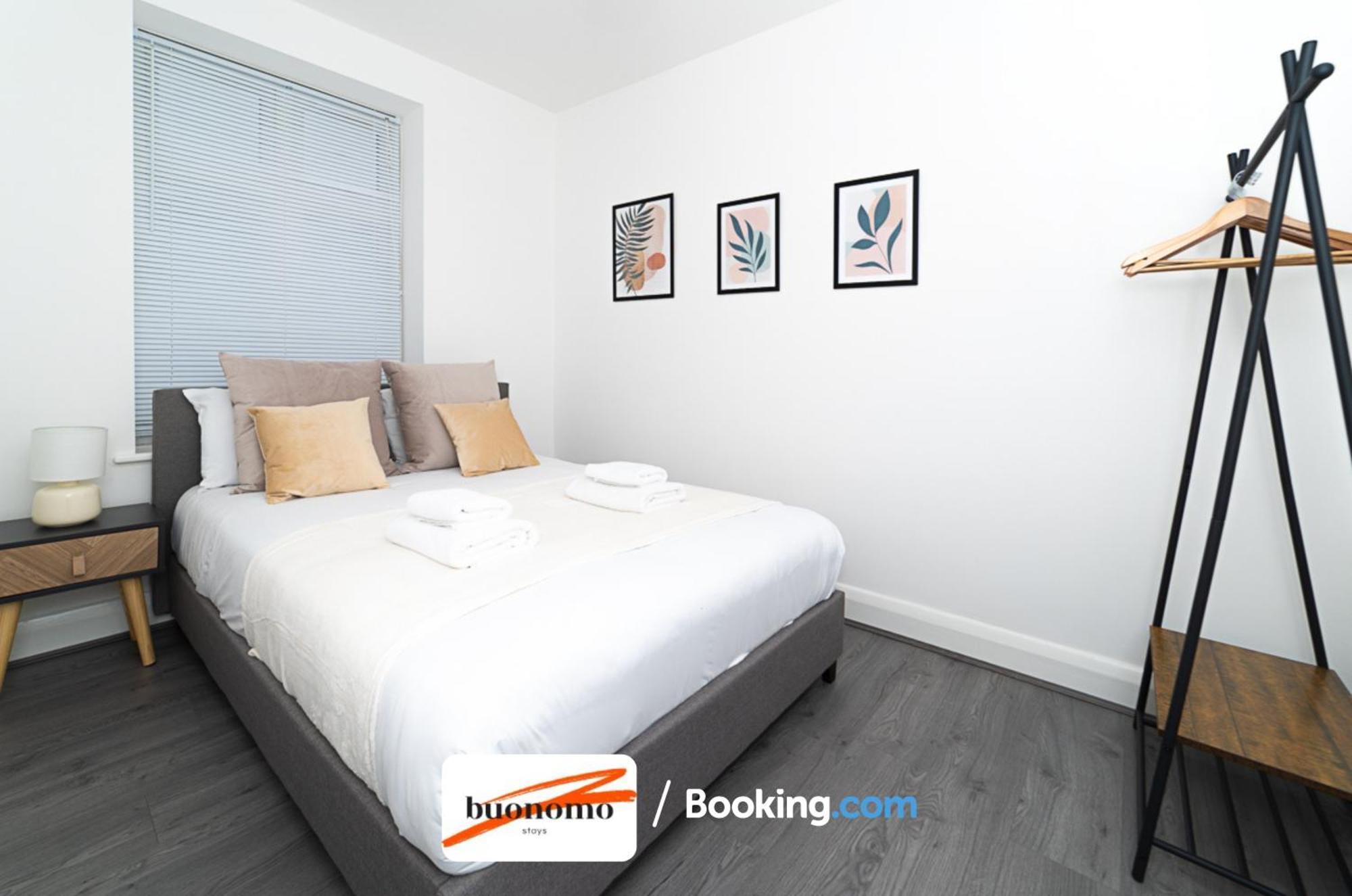 Three Bedroom At Buonomo Short Lets & Serviced With Netflix & Games Apartment London