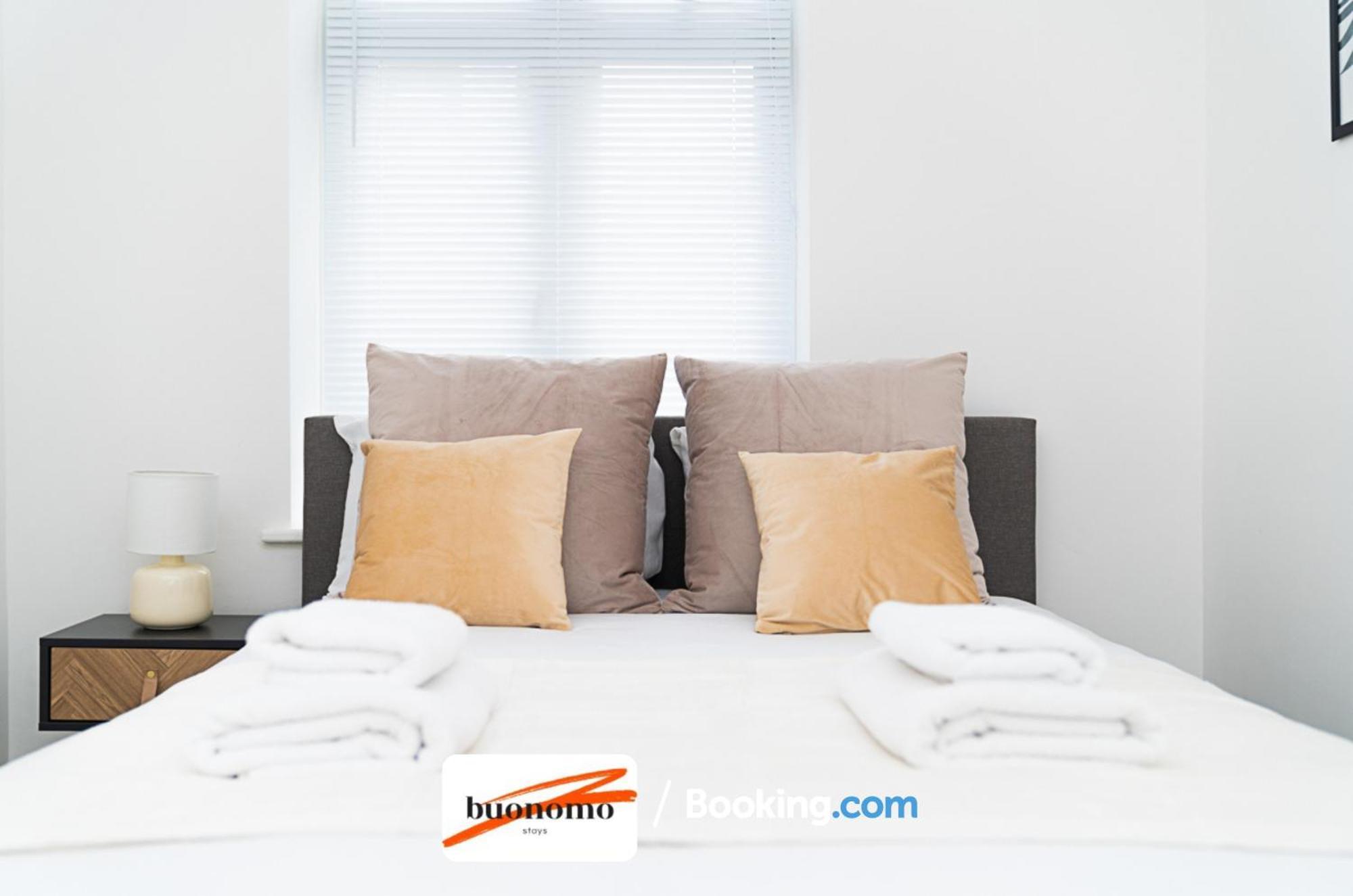 Three Bedroom At Buonomo Short Lets & Serviced With Netflix & Games Apartment *