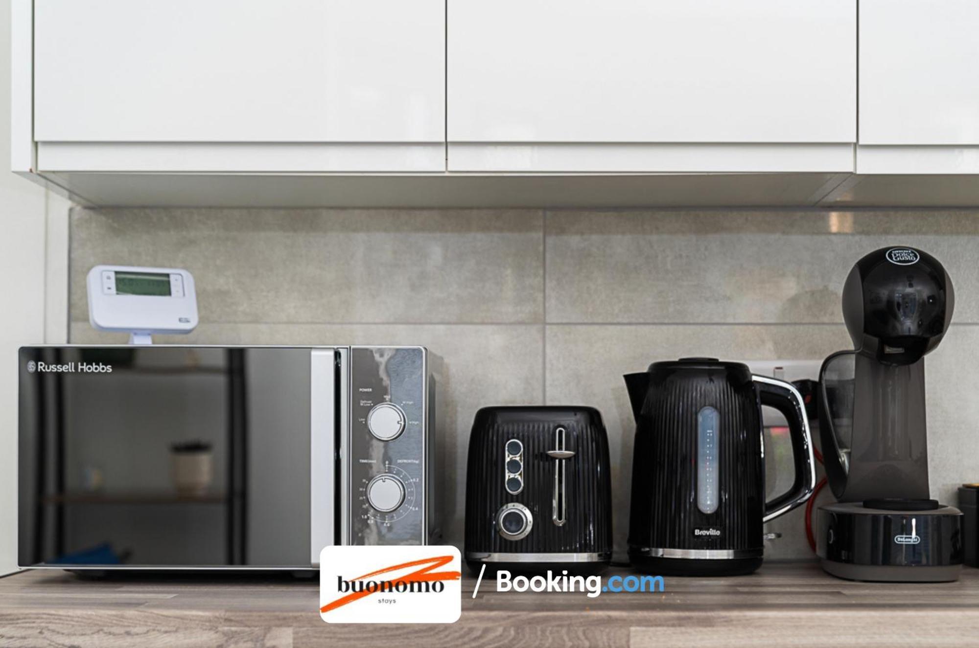 Three Bedroom At Buonomo Short Lets & Serviced With Netflix & Games London