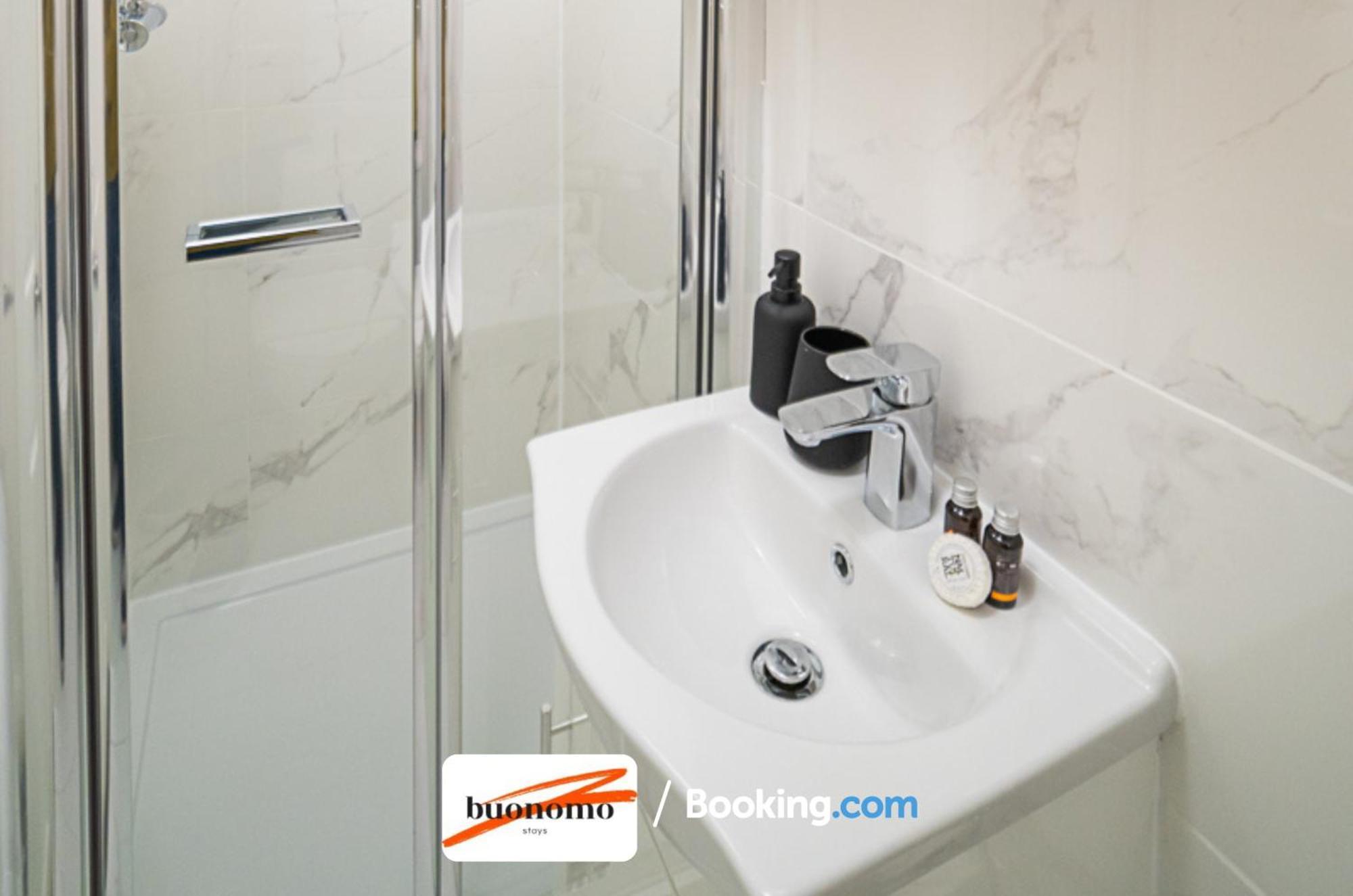 Three Bedroom At Buonomo Short Lets & Serviced With Netflix & Games Apartment *