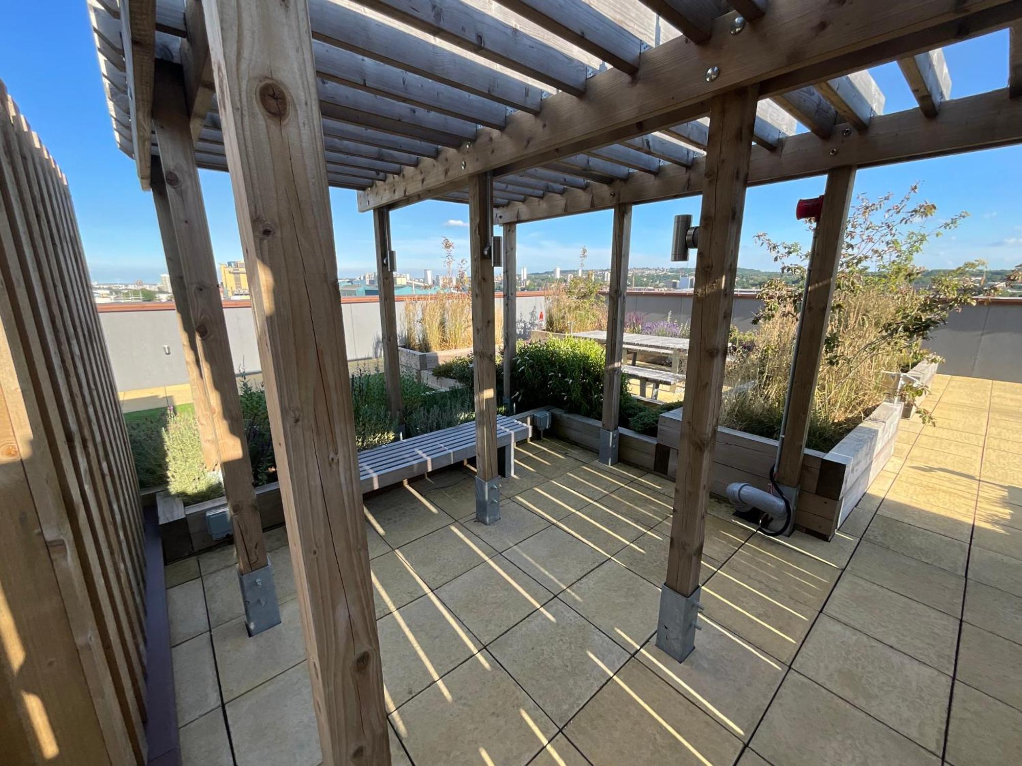 Lejlighed 1br Gem In Shared Near O2 Arena & Excel With Patio, Private Bath, Free Parking & Garden London