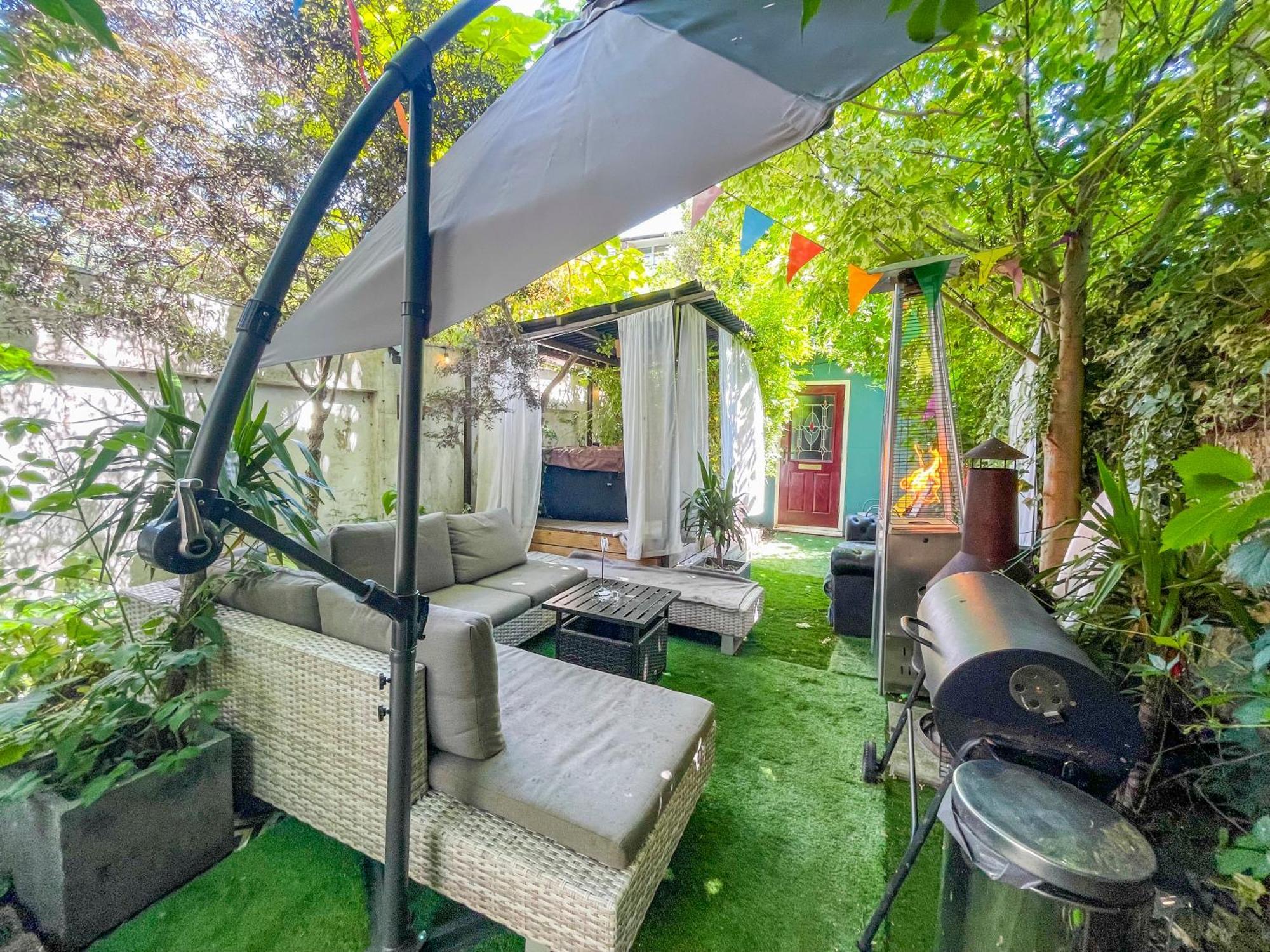 Double W/projector & Garden Hot Tub Homestay *