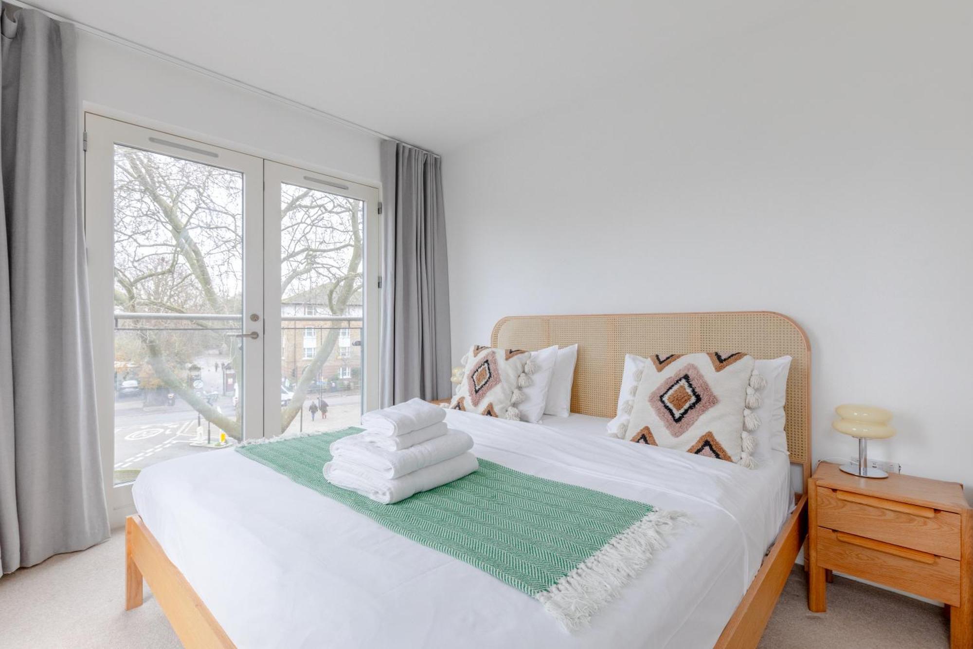 & Modern 1bd Flat With Balcony Hackney! * London