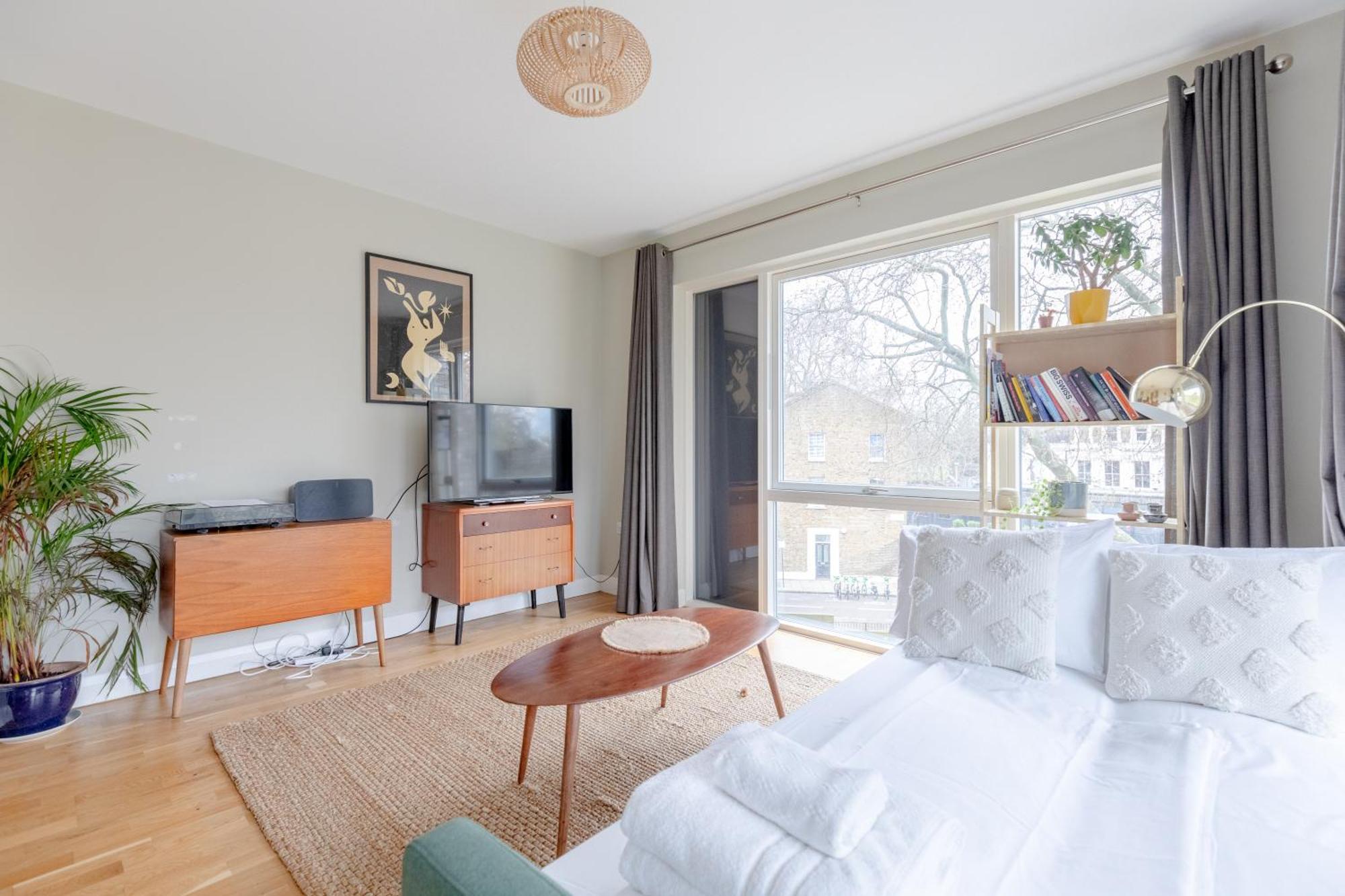 & Modern 1bd Flat With Balcony Hackney! * London