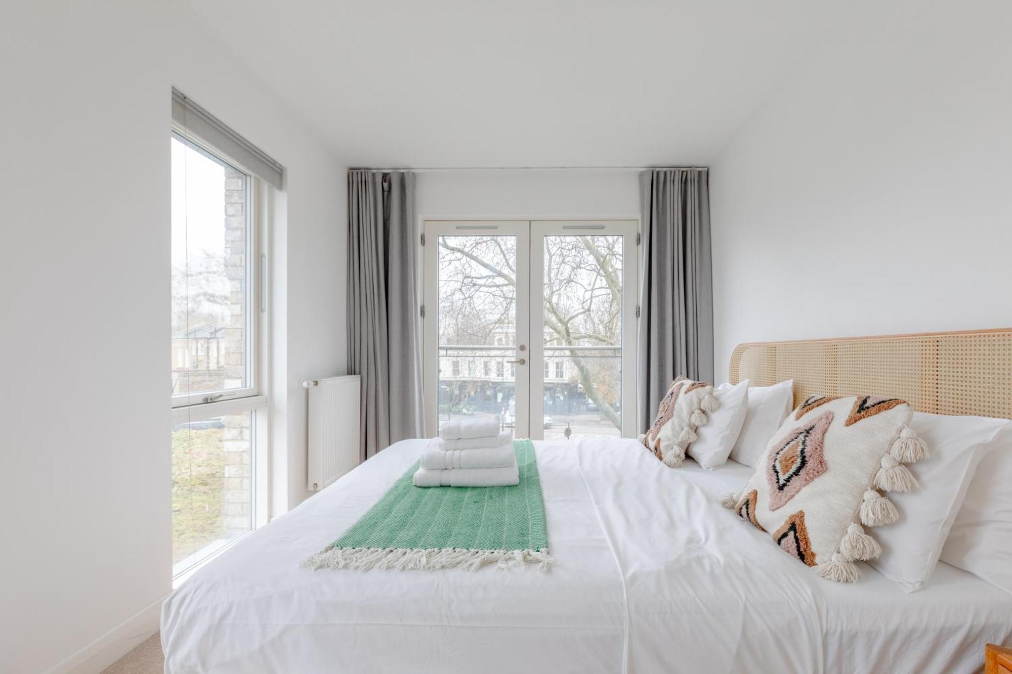 & Modern 1bd Flat With Balcony Hackney! * London