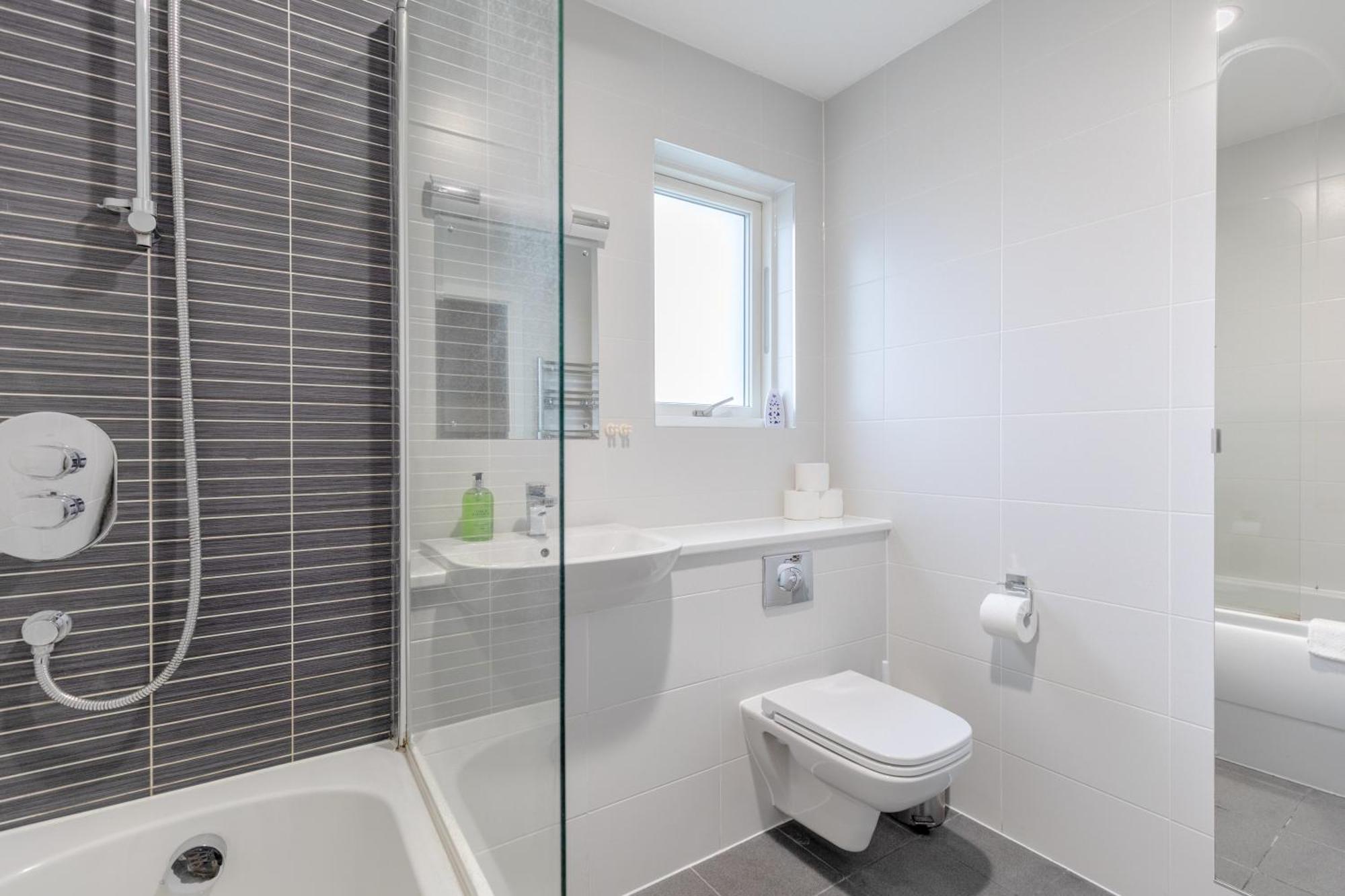 & Modern 1bd Flat With Balcony Hackney! Lejlighed London